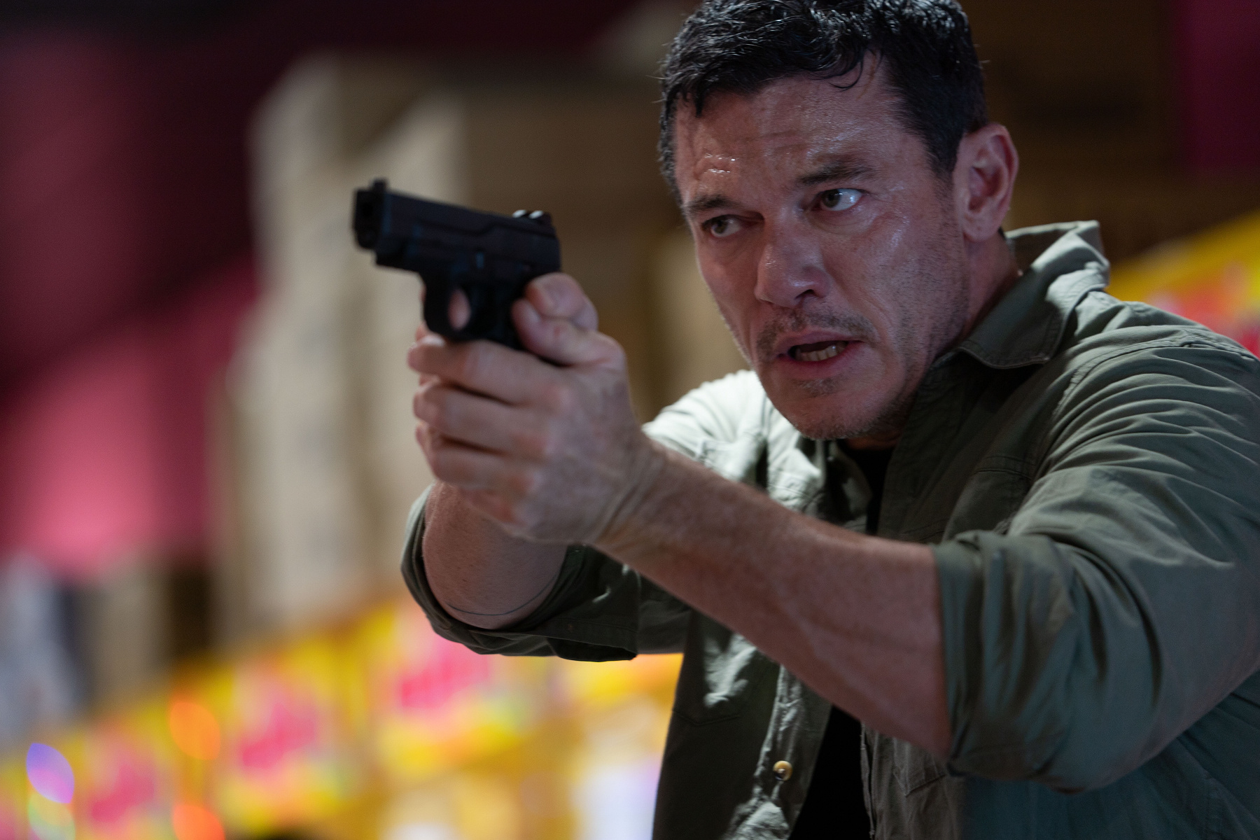 路克伊凡斯在《台北追緝令》看起來滿頭大汗，是因為拍戲時天氣真的很炎熱，也成為他在台灣難忘的回憶之一。（采昌國際提供）