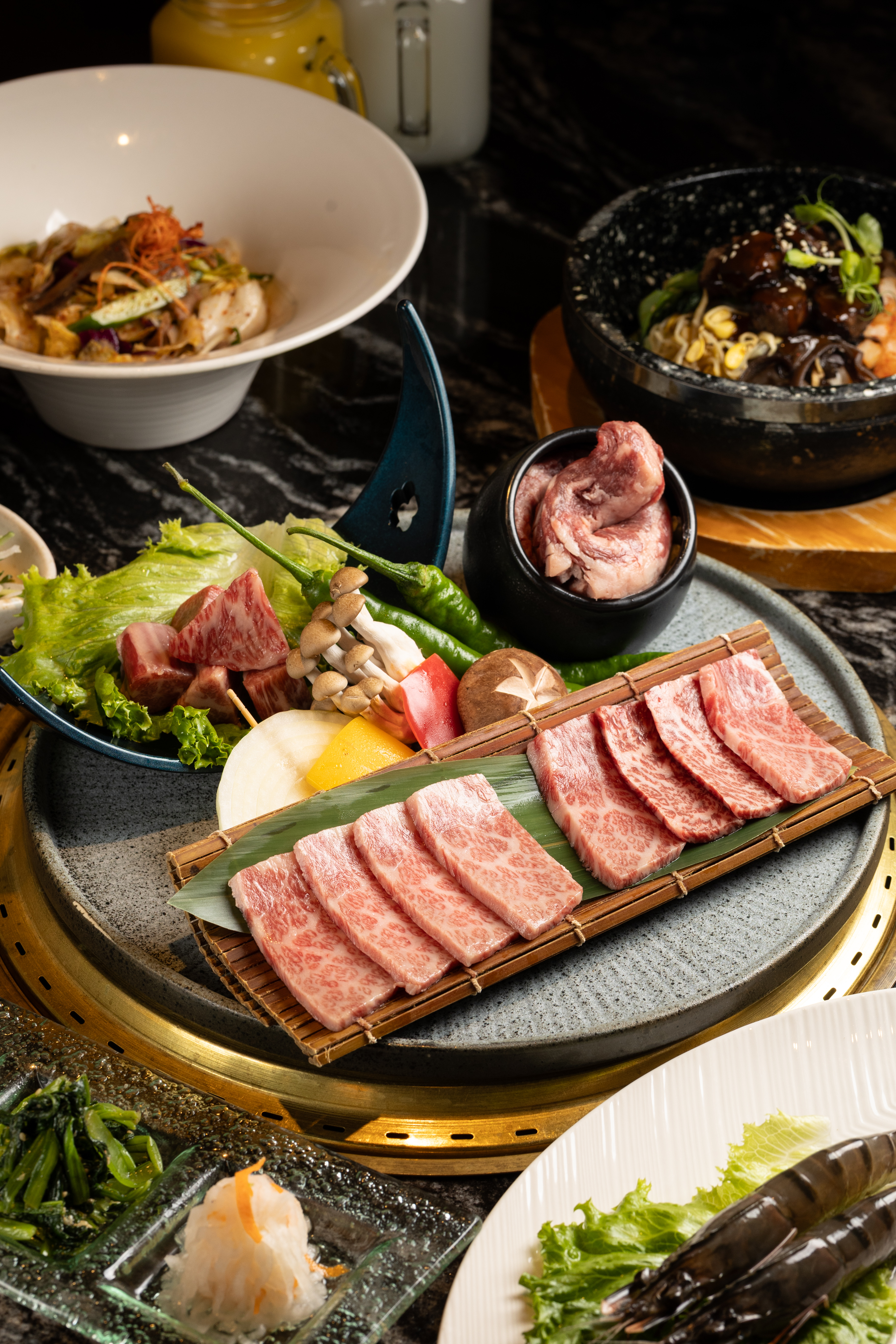 「日本國產牛老饕拼盤」提供了特上牛五花、霜降牛五花、中落牛五花與牛肋條4種部位。