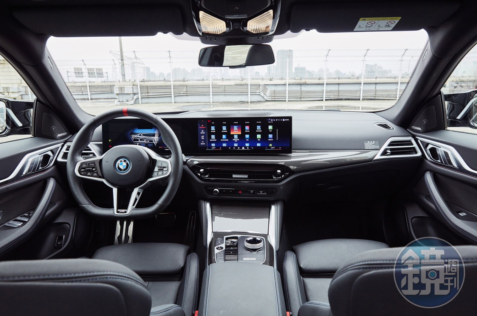 駕駛席迎來全新 BMW Operating System 8.5 介面，12.3 吋數位儀表搭配 14.9 吋中控懸浮式曲面螢幕，強烈的科技氛圍撲面而來。