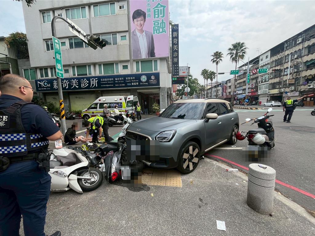 陳姓女子駕駛MINI轎車，疑發生擦撞一時緊張，再衝向待轉區，不僅撞倒停等機車，一共釀成5傷。（翻攝畫面）