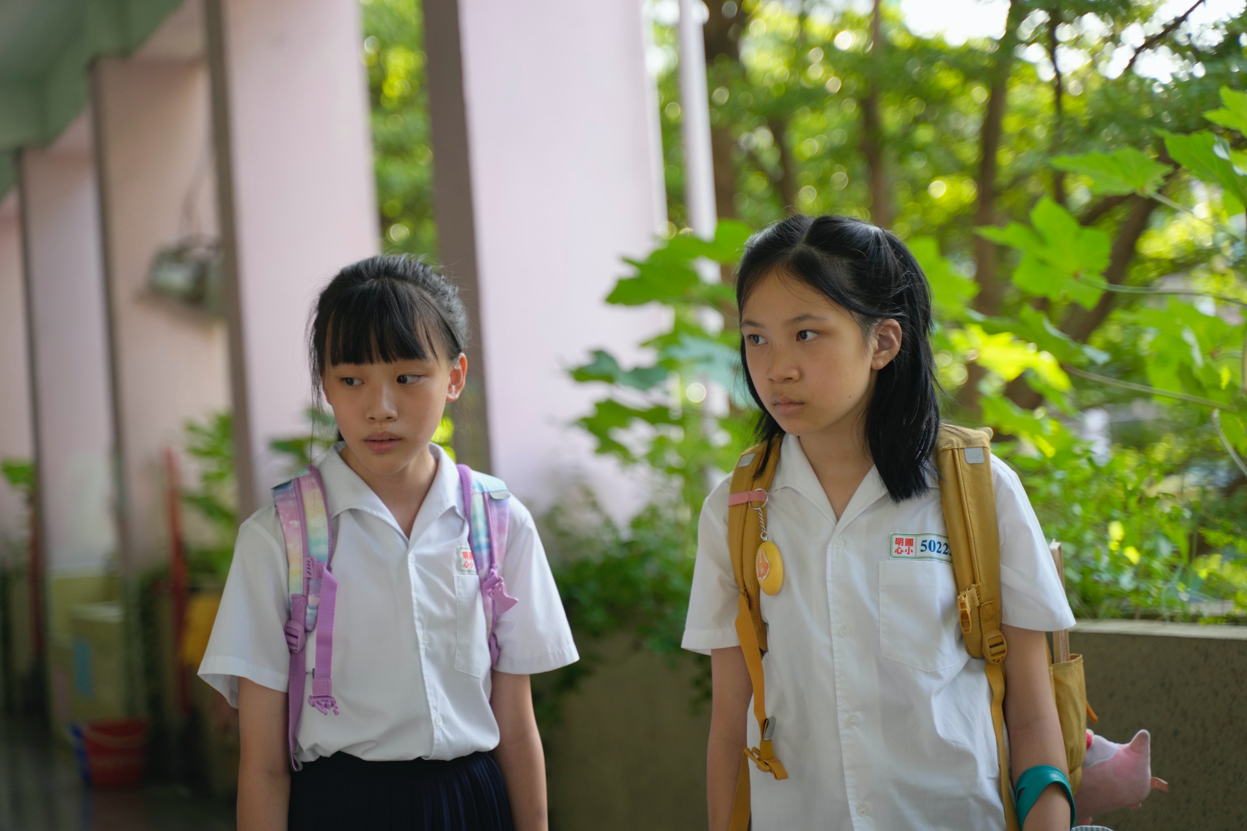 林品彤（右）所飾的小曉在學校與同學格格不入。（Catchplay提供）