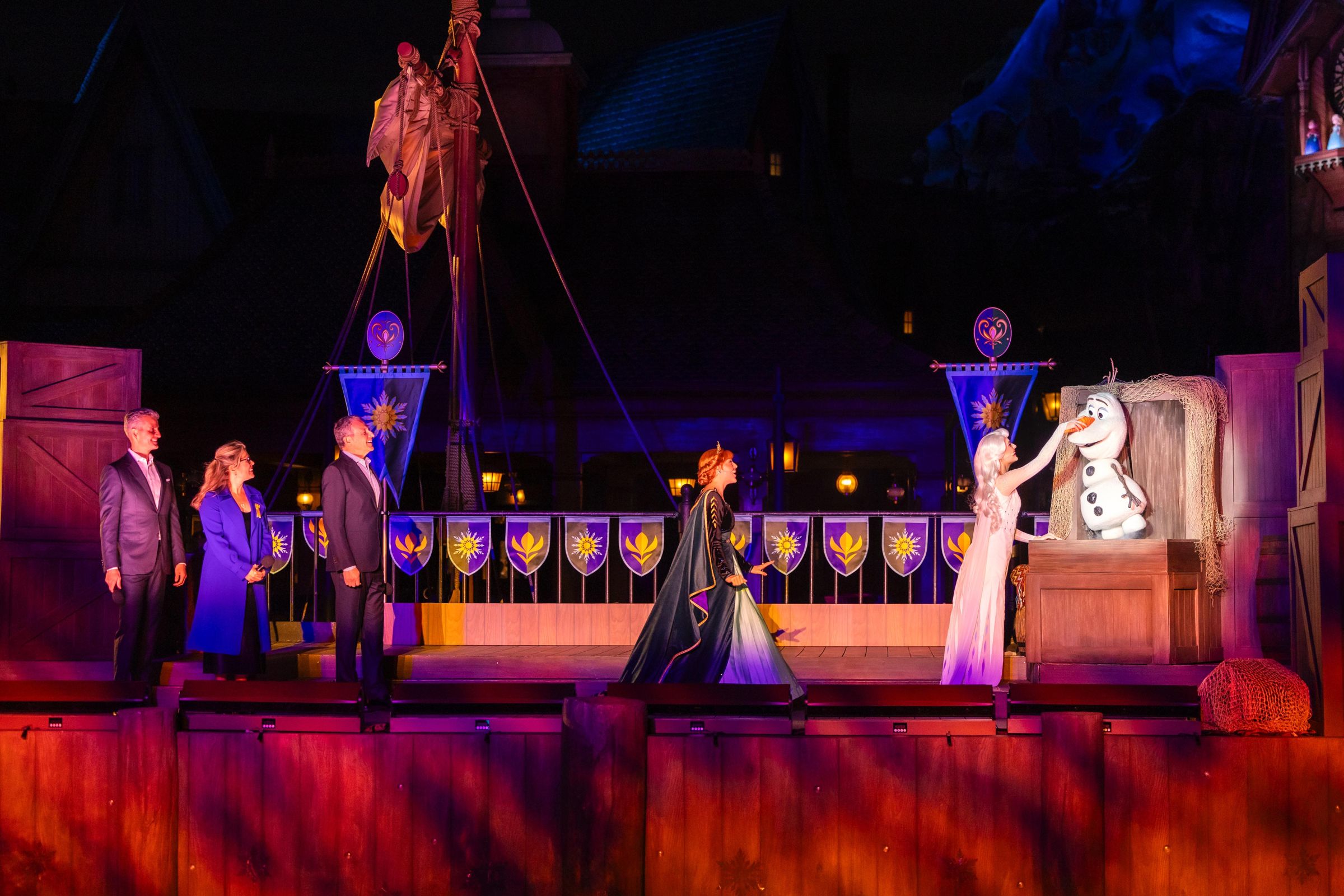 入夜後的香港迪士尼樂園,以無人機表演詮釋艾沙魔法點亮的艾倫戴爾夜空,《冰雪奇緣》園區預計於11月20日對外營業。(香港迪士尼樂園提供)