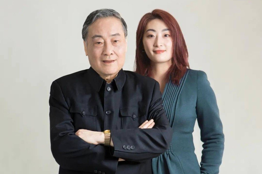 娃哈哈集團創辦人宗慶後辭世後，家族紛爭持續升溫，宗馥莉（右）正面臨來自家族、法律與輿論三方面的壓力。（翻攝自@TMTPostGlobal X）