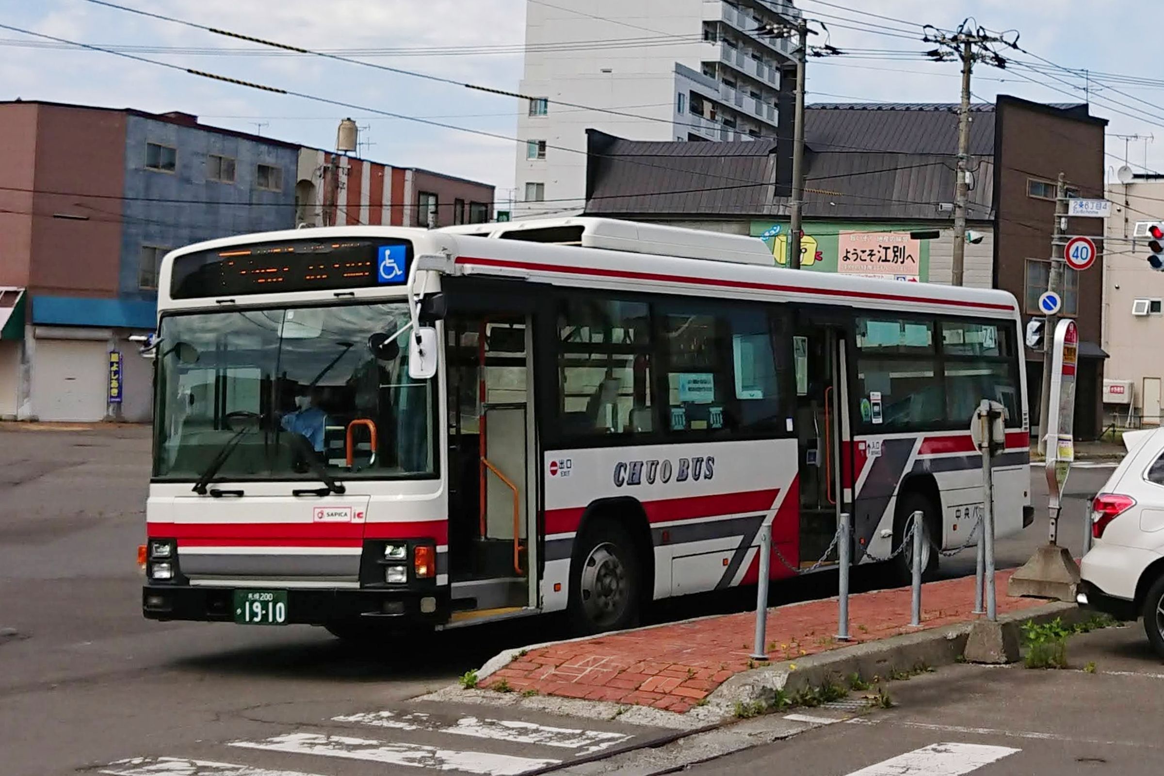 日本大型車司機嚴重缺工!不只台50賞楓團沒遊覽車坐,北海道公共巴士大量減班。(翻自ebetsunopporo.com)