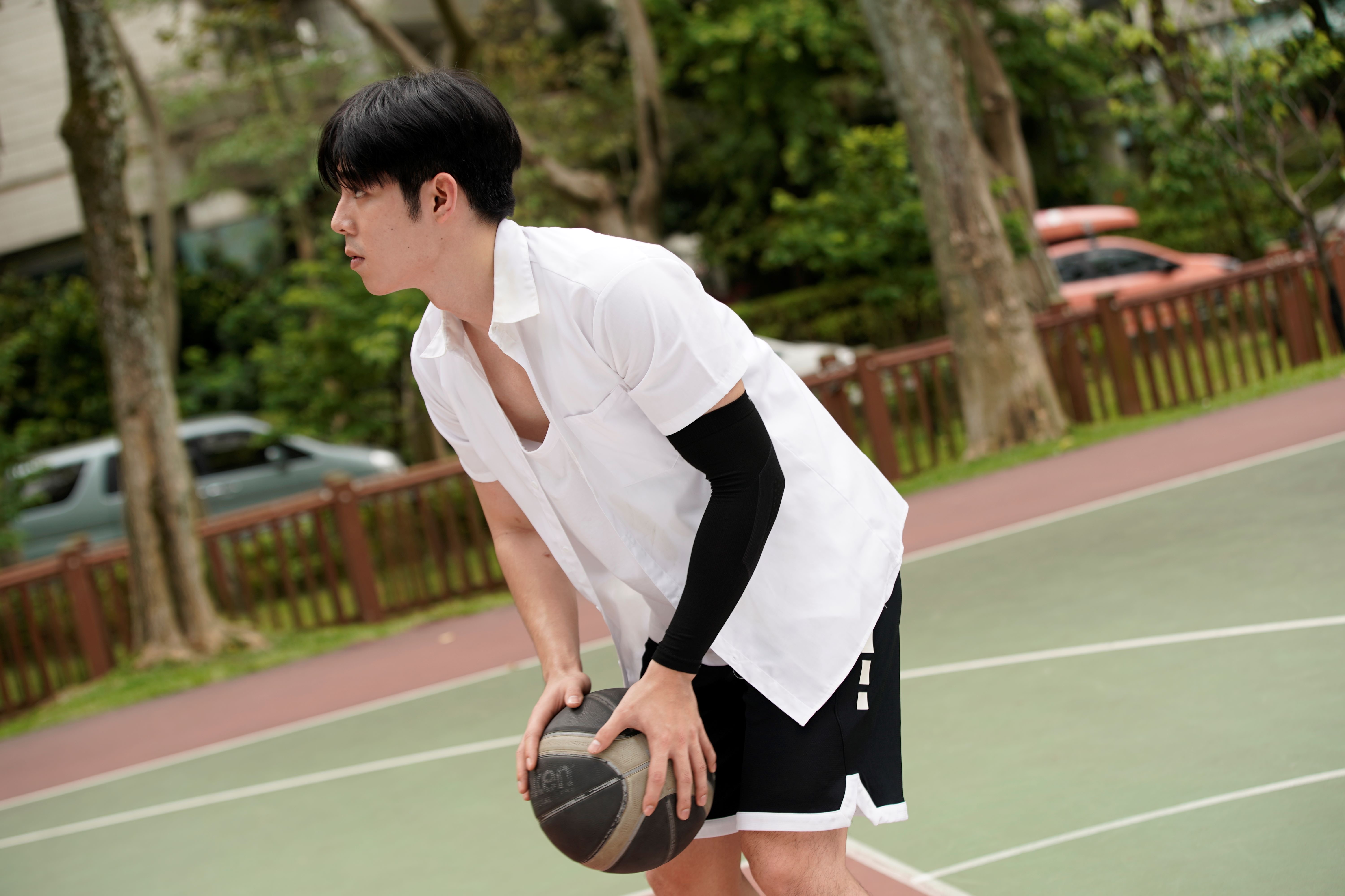 詹懷雲在《何百芮的地獄獨白》重回學生時代打籃球的英姿。（彼此影業提供）