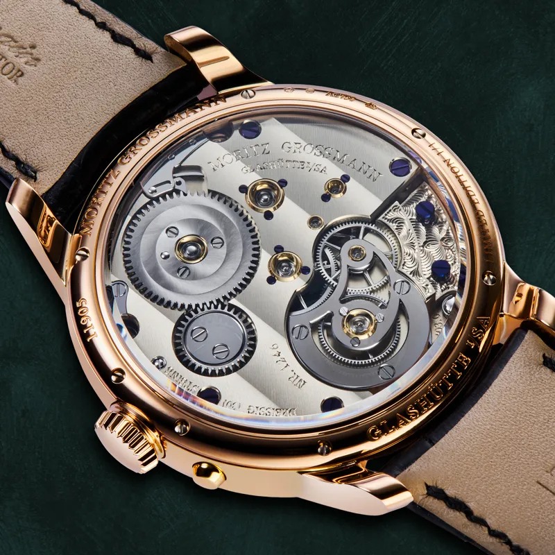 德國銀結合倒角與珍珠紋工藝，展現Moritz Grossmann機芯深具復古韻味的質感層次。