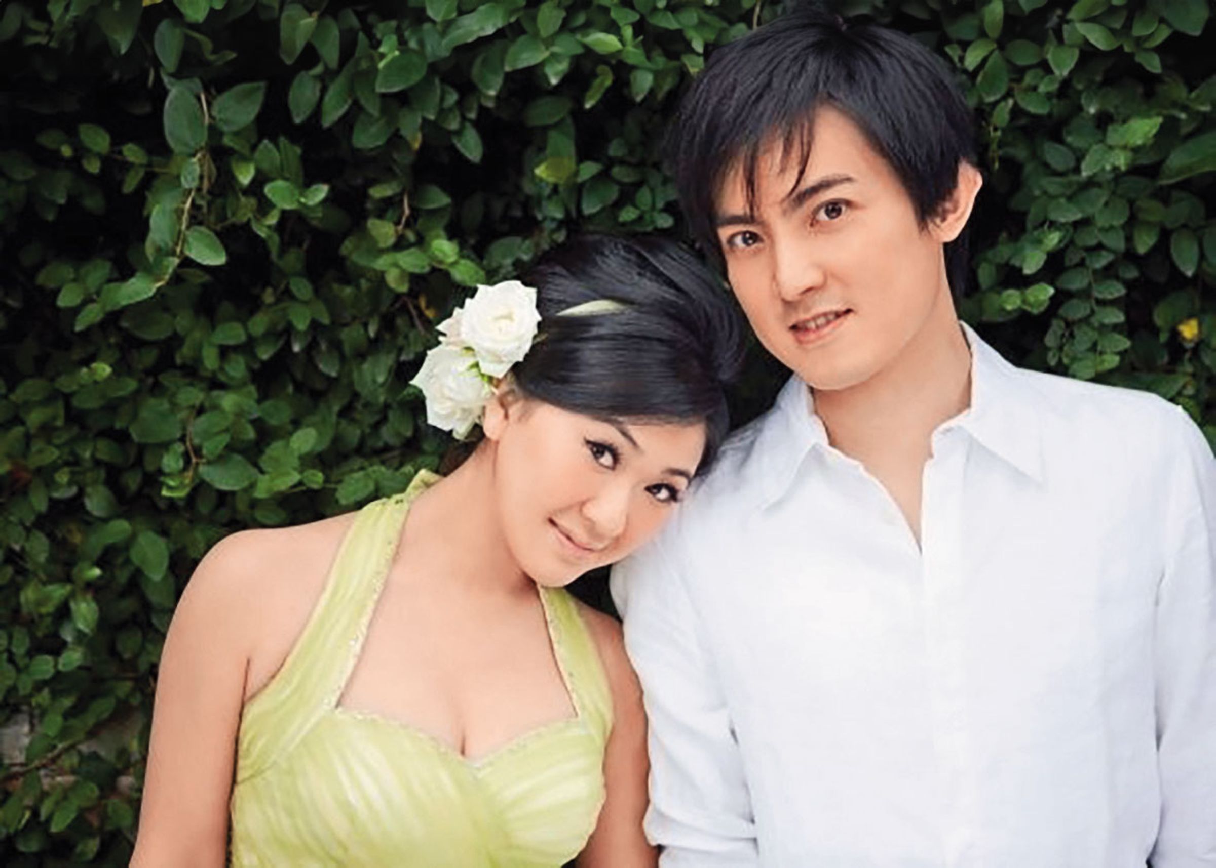 張怡婷與先生Louis婚後依舊甜蜜,先生常常幫她租言情小說,補充多巴胺。(張怡婷提供)