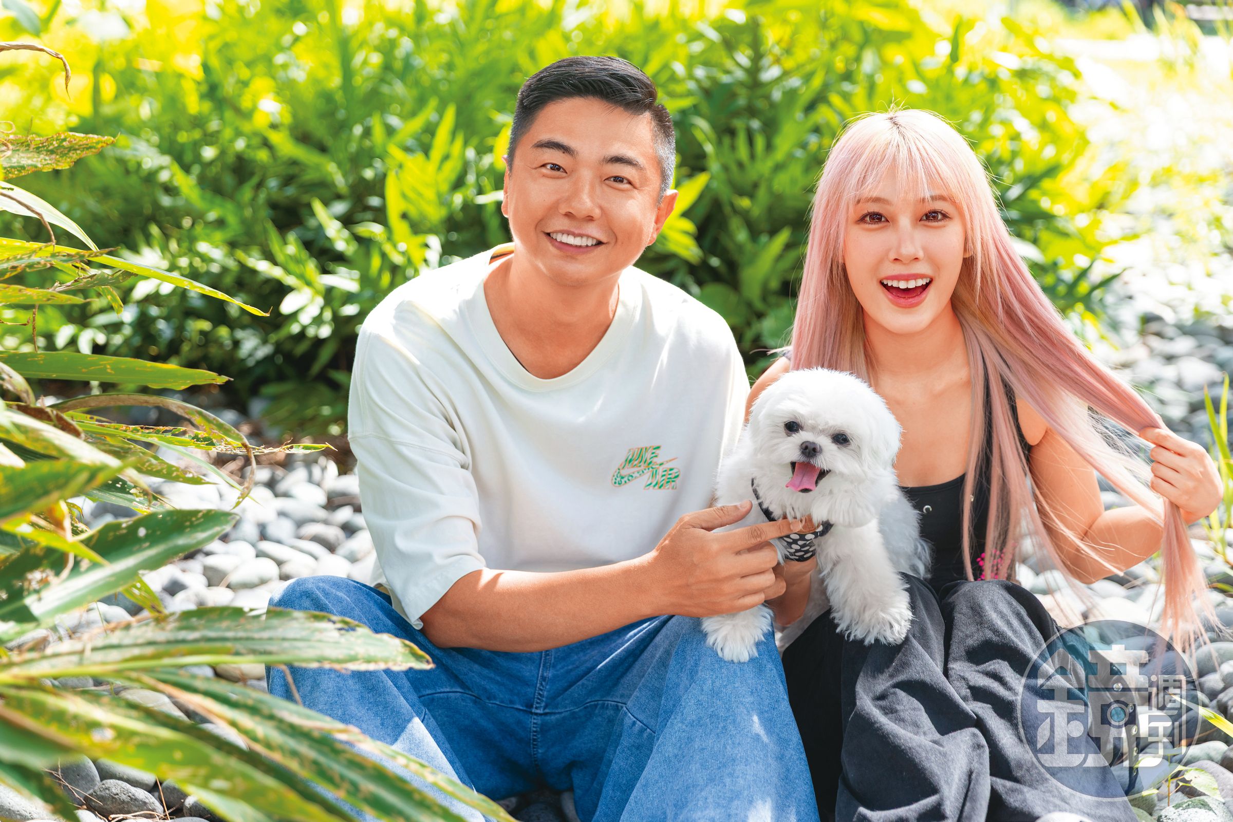 創作歌手曾愷妤(右)帶著愛犬Bieber(中)來到熊爸教室,性格害羞的Bieber對陌生環境很緊張。