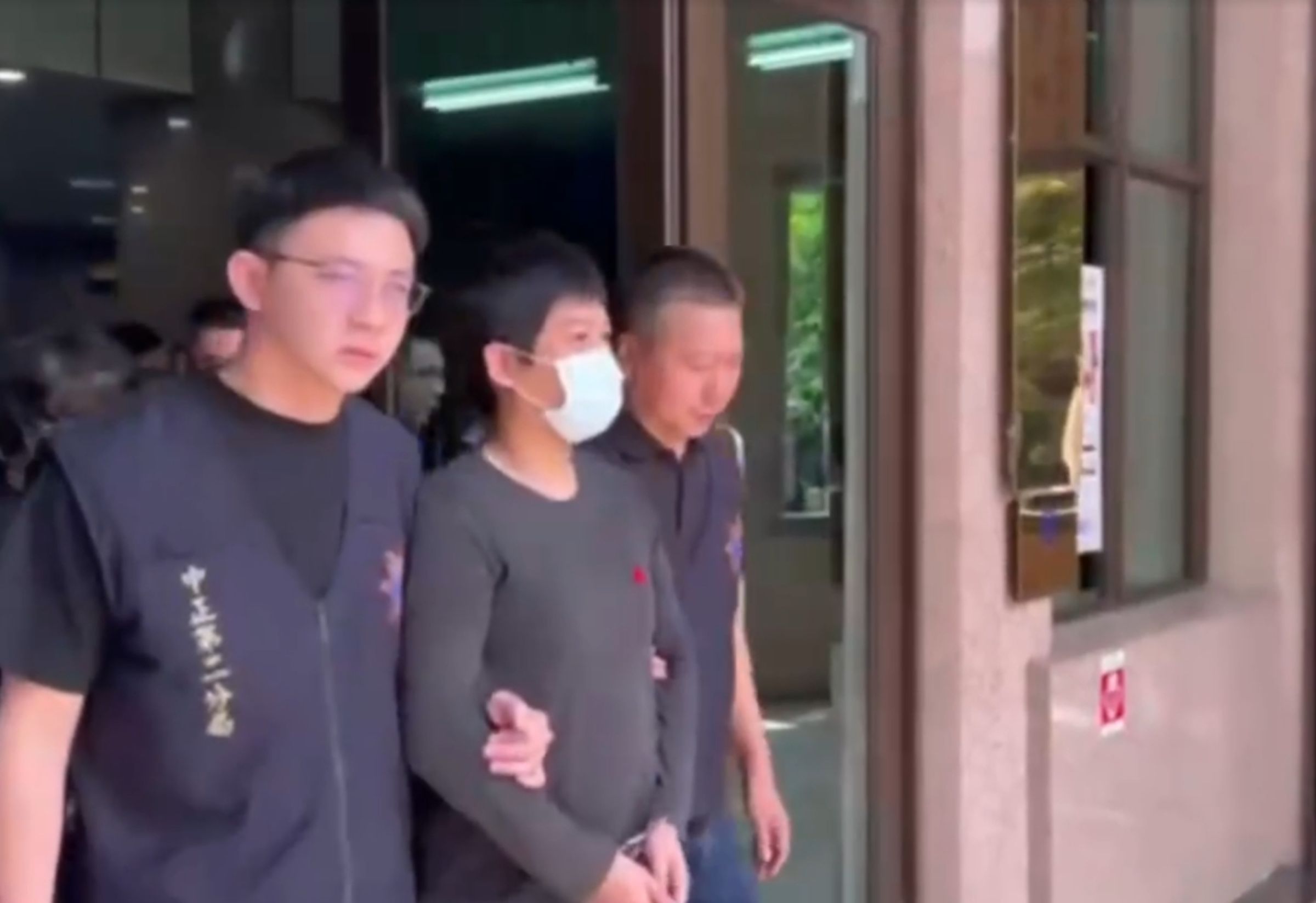 警方訊後將劉男等人依毒品罪送辦。(翻攝畫面)