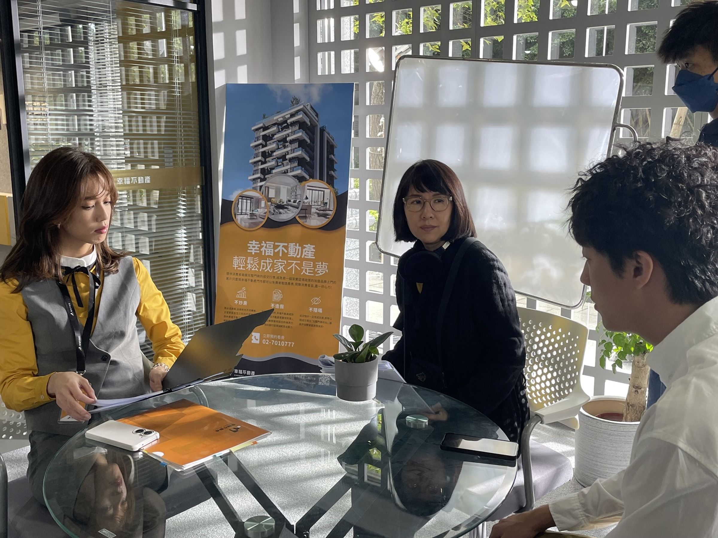 導演蔡怡芬(中)與演員陳庭妮(左)、蔡凡熙(右)一起討論劇本。(逆光電影提供)