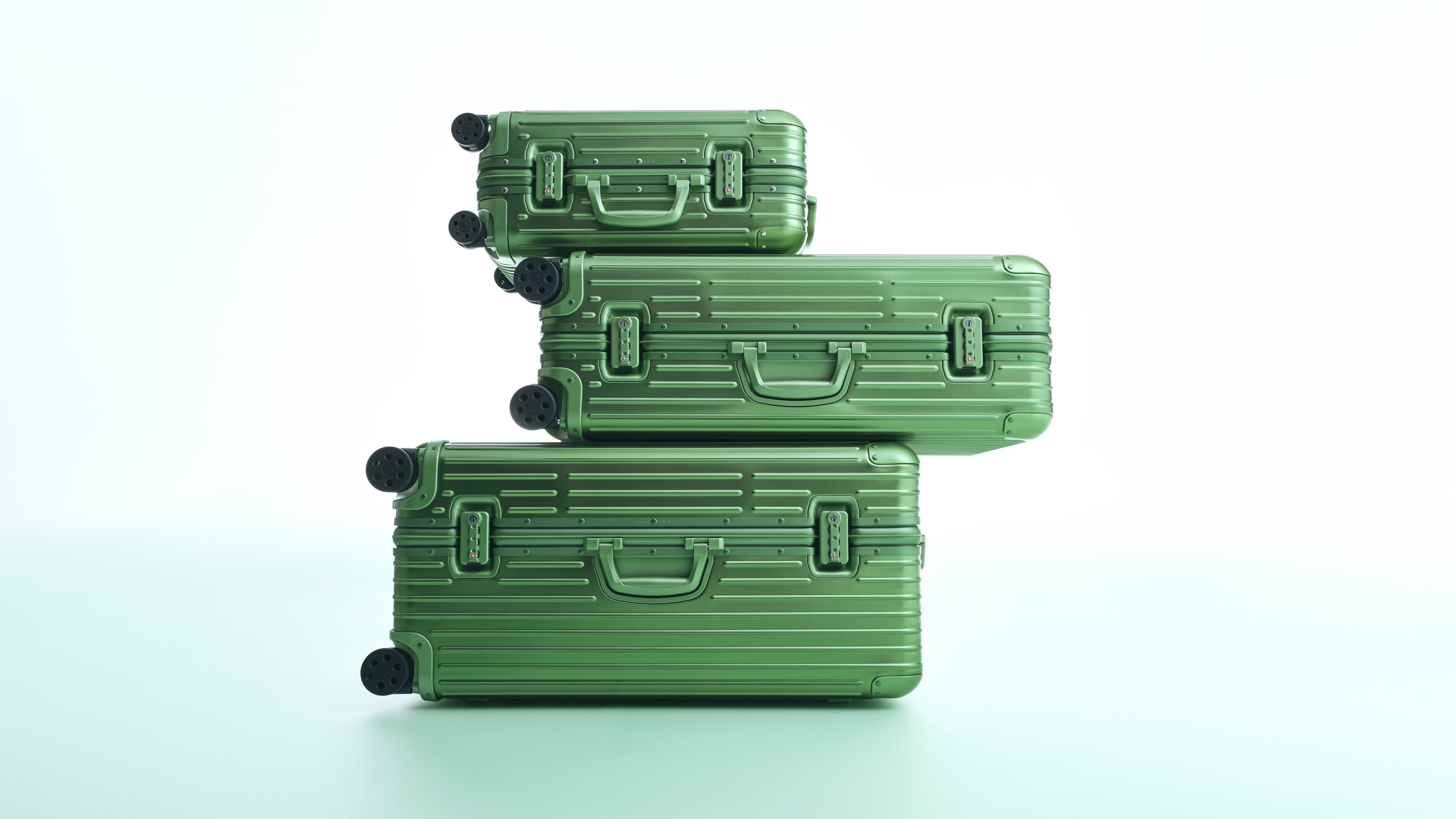RIMOWA Original系列Emerald翡翠綠色行李箱共有Cabin、Check-In L和Trunk Plus三種尺寸。（美之心提供）