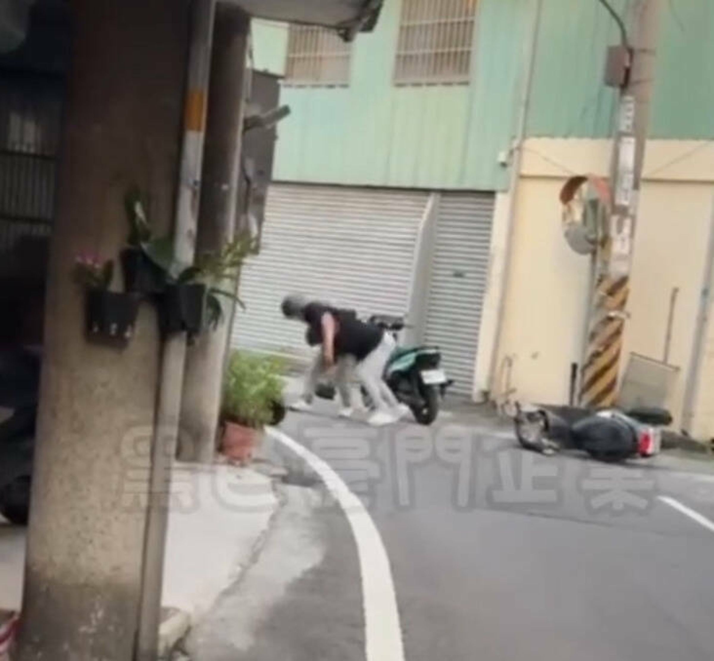 5名屁孩自導自演，拍攝車禍糾紛的鬥毆影片，投稿到臉書社團「黑色豪門企業」，台中地院裁罰各3,000元。（翻攝自臉書社團「黑色豪門企業」）