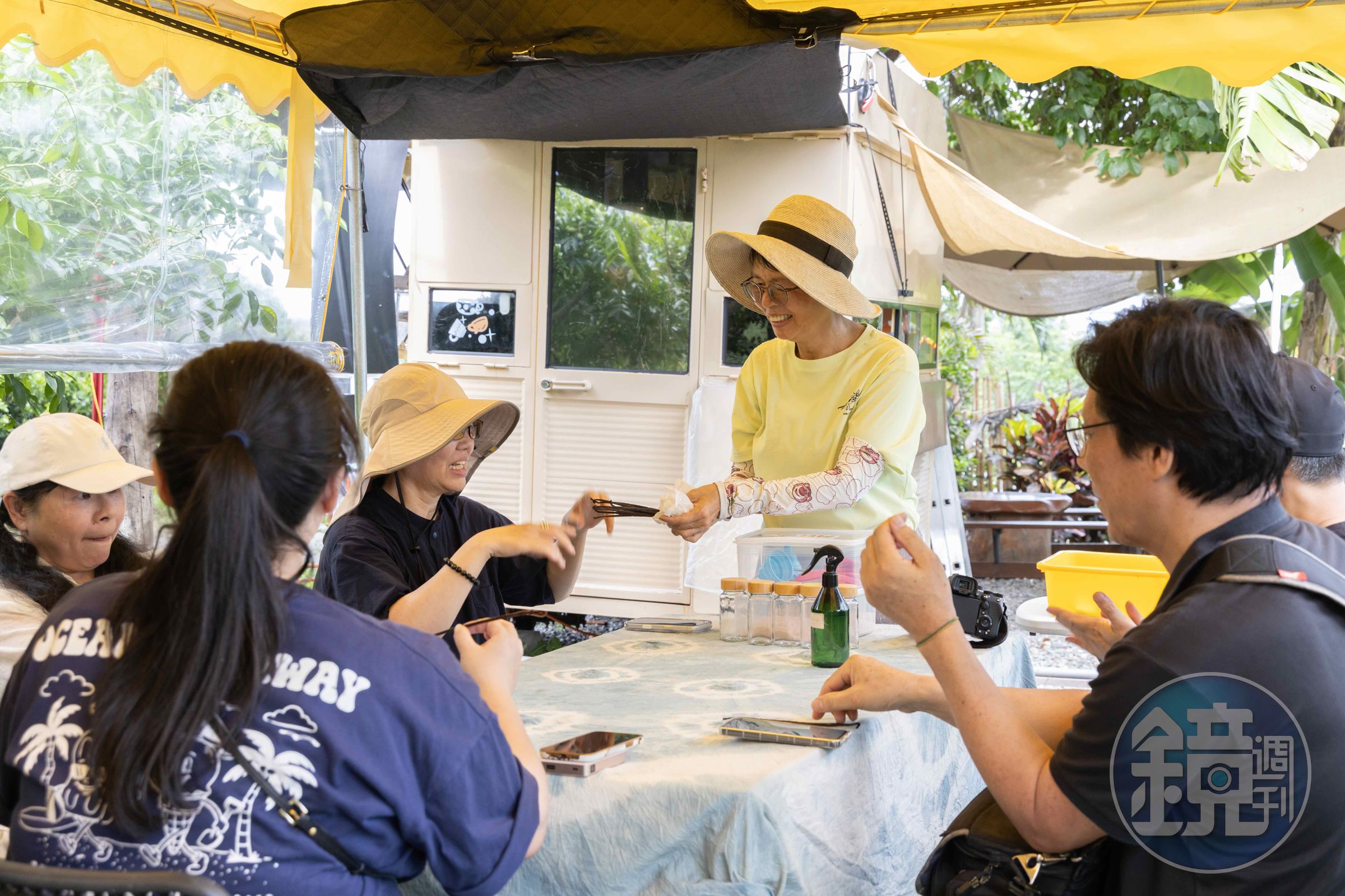 「香草鹽DIY」由燕子姐親自指導，將香草莢與玫瑰鹽混合，親手製作專屬自己的天然調味料。