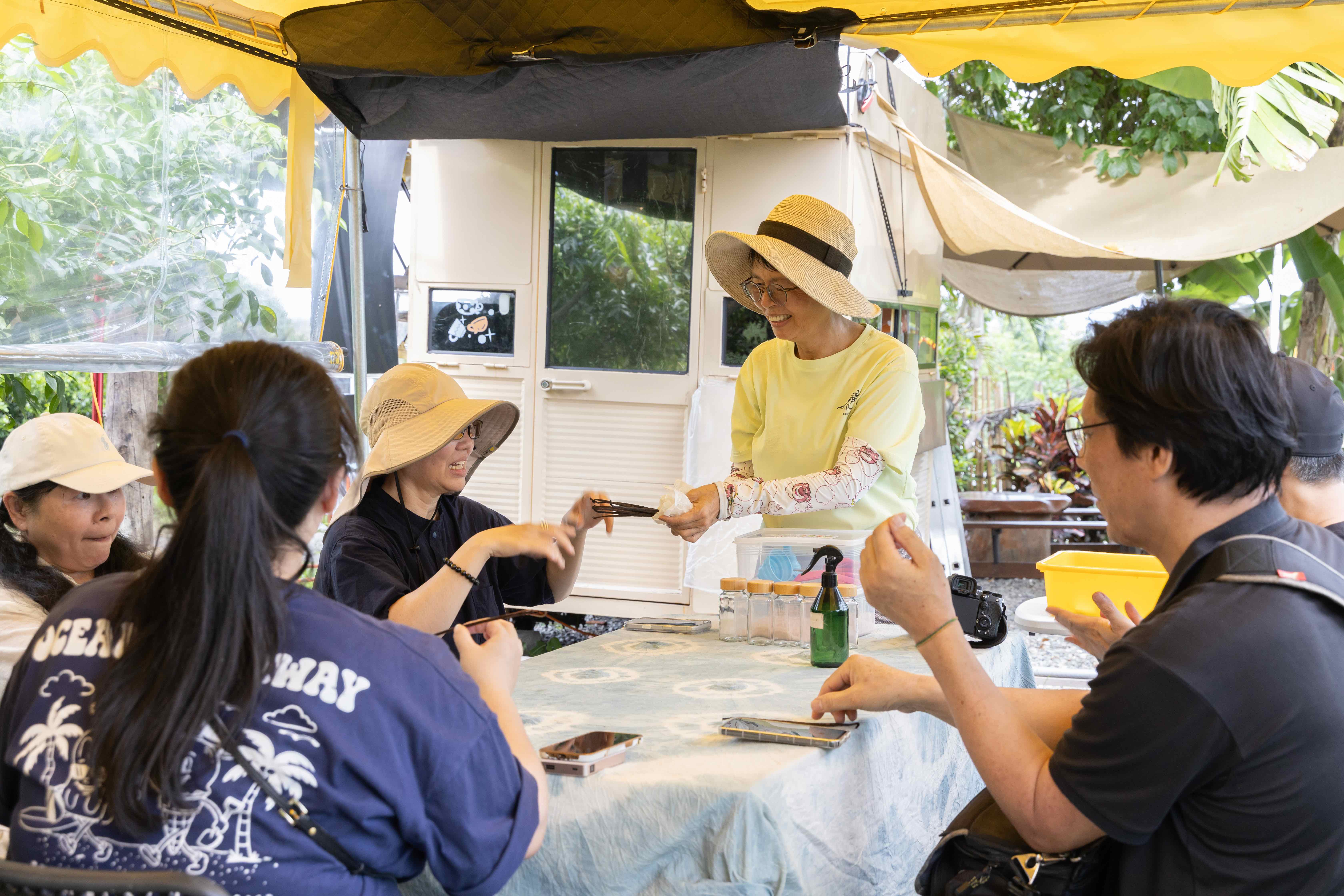 「香草鹽DIY」由燕子姐親自指導，將香草莢與玫瑰鹽混合，親手製作專屬自己的天然調味料。