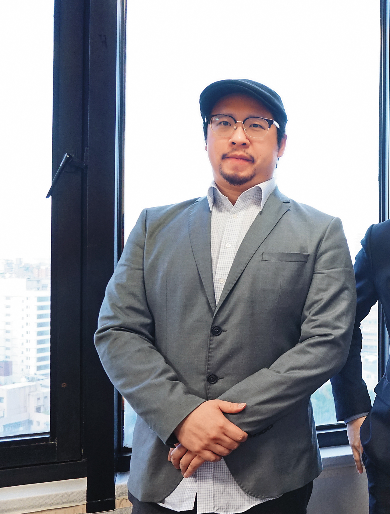 蕭瑋志雖頂著立勤光環，還能隨意進出律所，但他其實只是徵信業者，現已跑路遭到通緝。（翻攝安心國際徵信社官網）