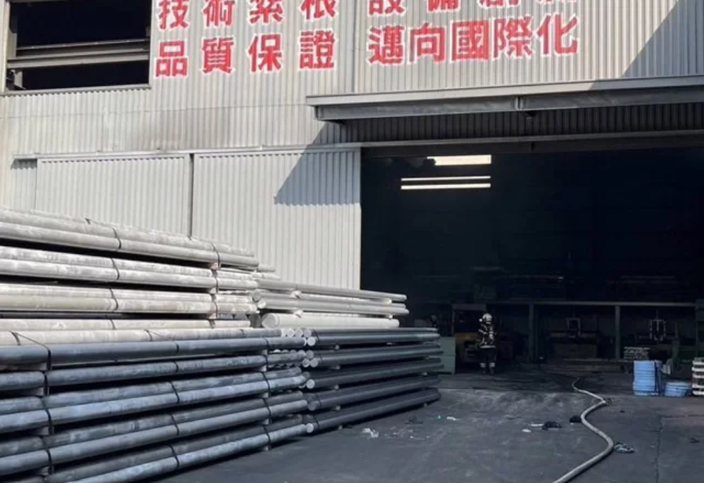 高雄市湖內區一處鋁製工廠今日上午疑似發生氣爆，造成8傷，其中2人送醫時已無生命跡象。（翻攝照片）