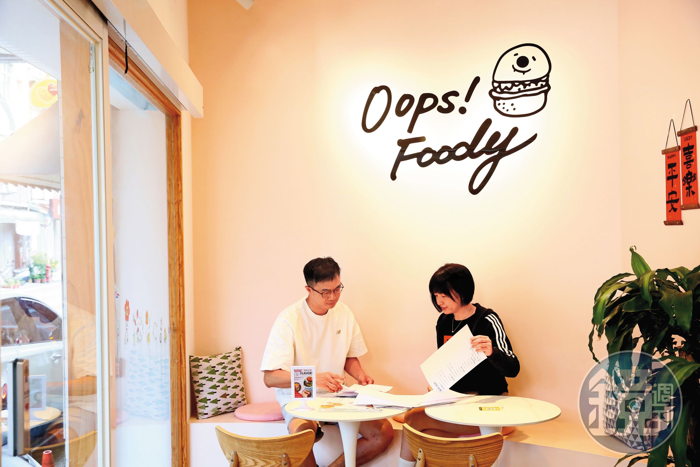 吳振承（左）鼓勵員工內部創業，並走一店一裝潢路線。