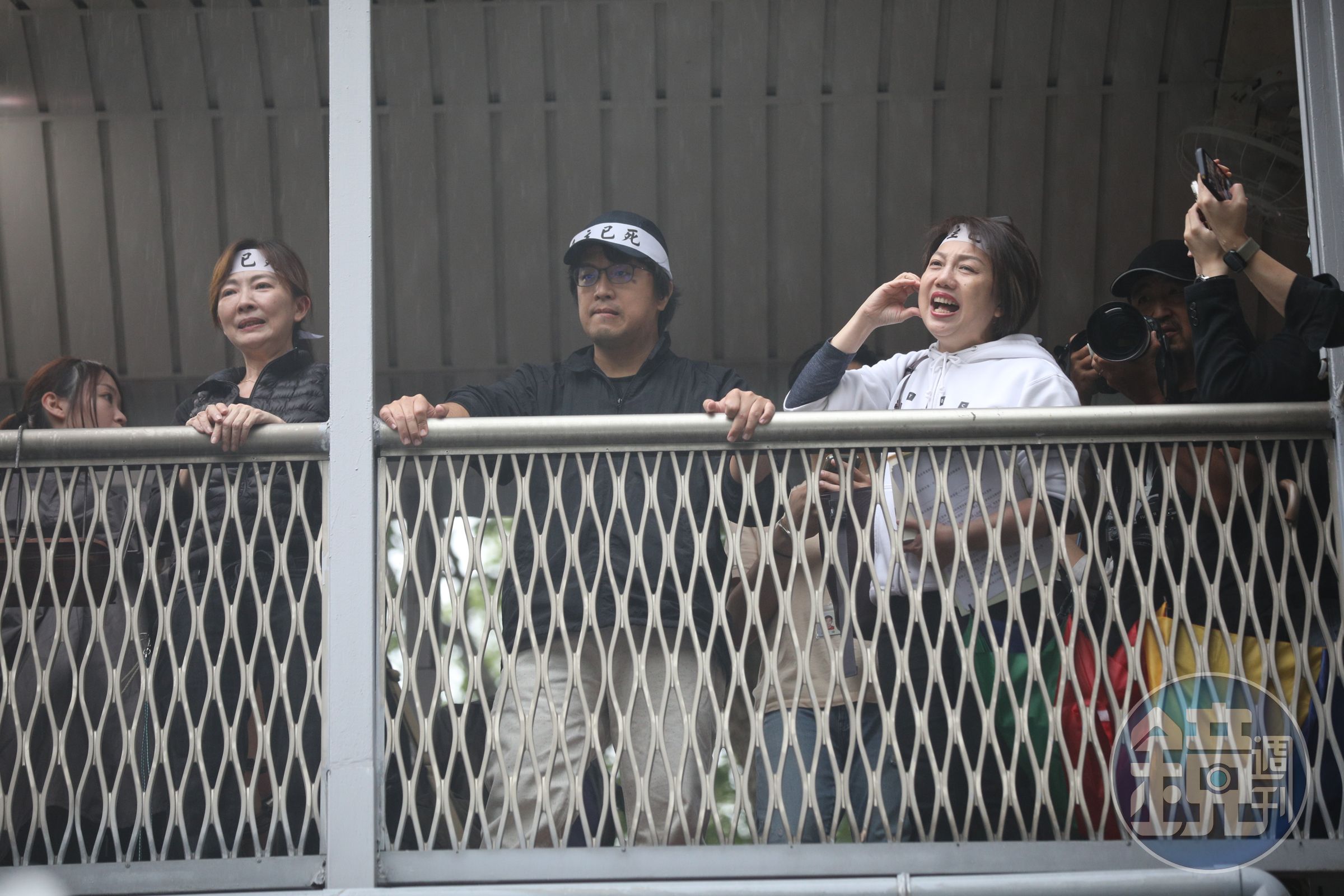 綠委郭昱晴(左起)、沈伯洋和范雲對抗議民眾致意。