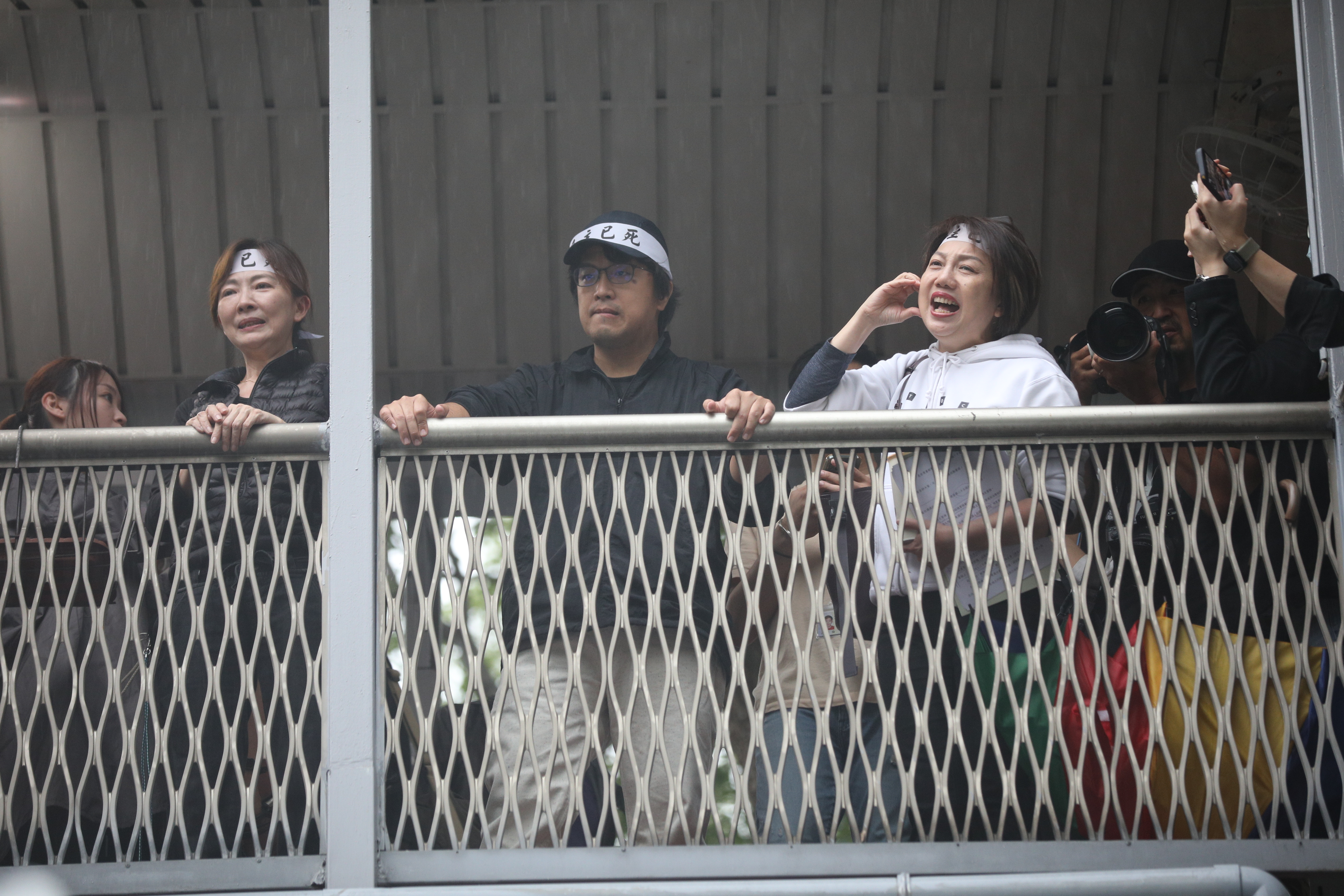 綠委郭昱晴(左起)、沈伯洋和范雲對抗議民眾致意。