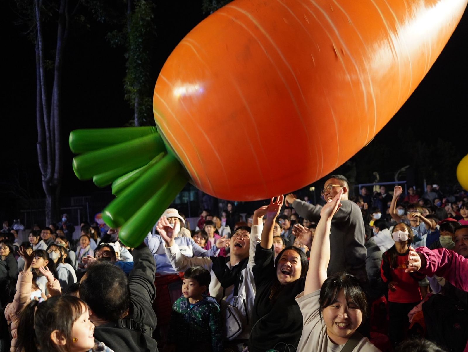 嘉義水上鄉與苗栗竹南場在眾多企業與民眾捐款支持下順利登場，紙風車以國家級規格的演出，為在地孩子創造難忘的藝術體驗。（紙風車劇團提供）