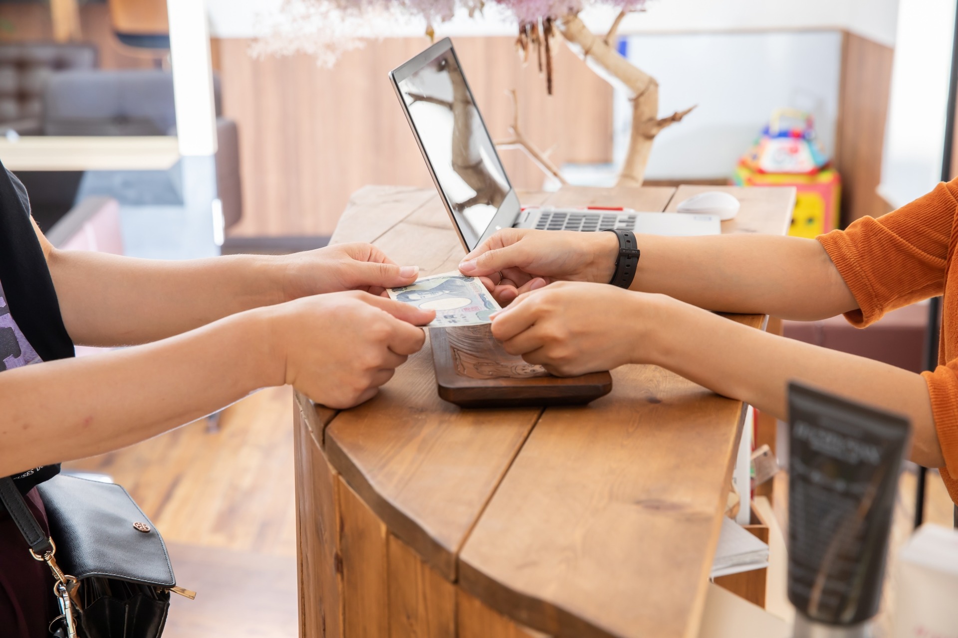 網友透露台灣遊客在日本結帳時請友人幫忙結帳，卻引發日本店員間抱怨台灣人素質不好，毫無羞恥心。（示意圖，photoAC）