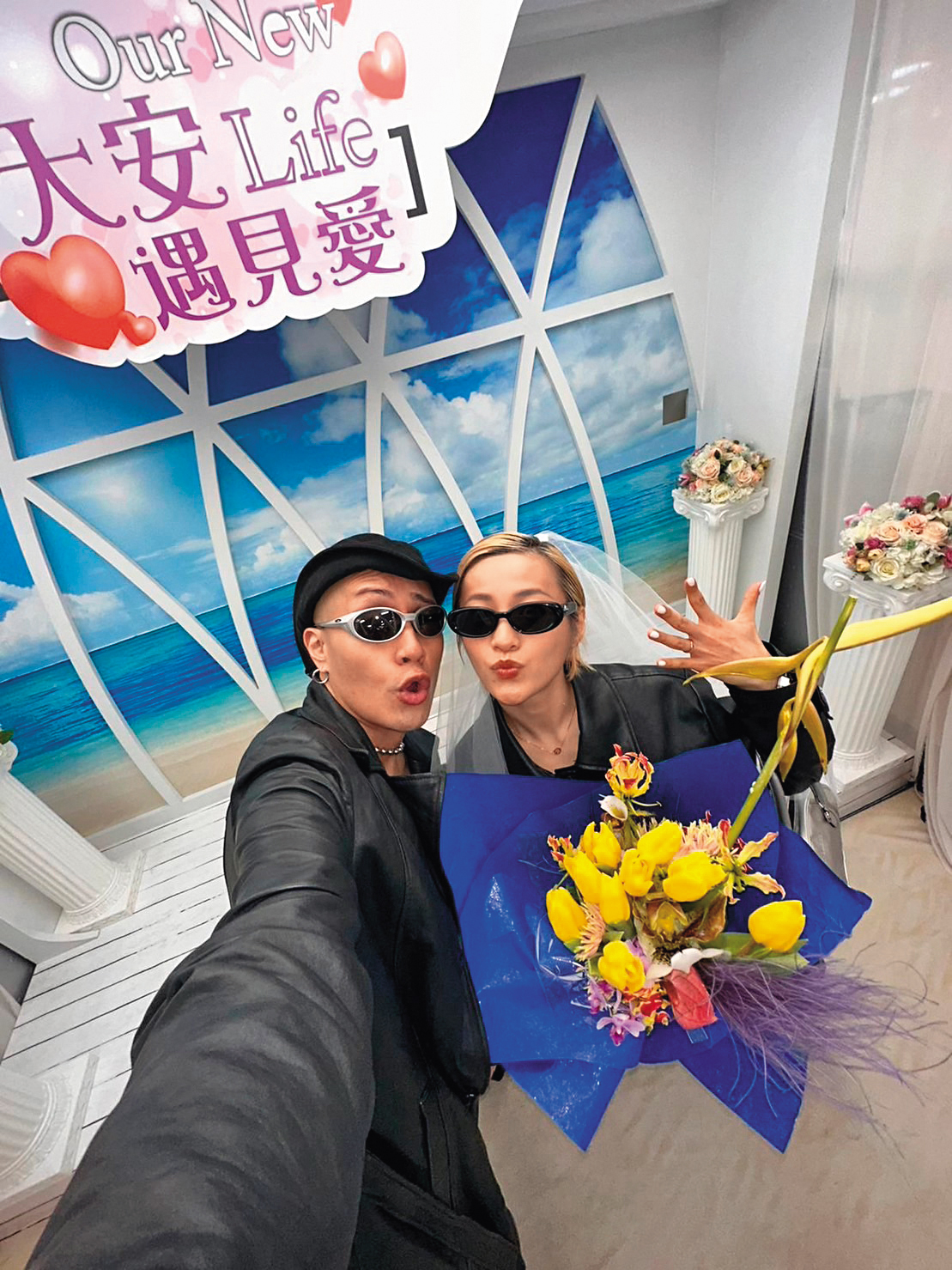 有媒體稱，民眾在台北大安區戶政事務所，看到黃宣與老婆去登記成為合法夫妻。（讀者提供）