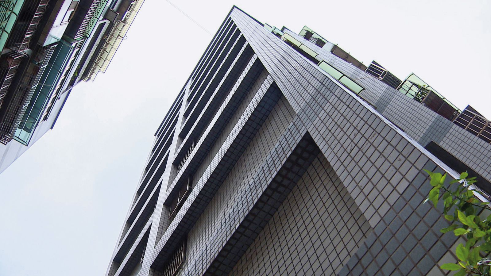 警方到李男住處（圖）找彭女，李男沒應門，不久後竟墜樓身亡。（東森新聞提供）