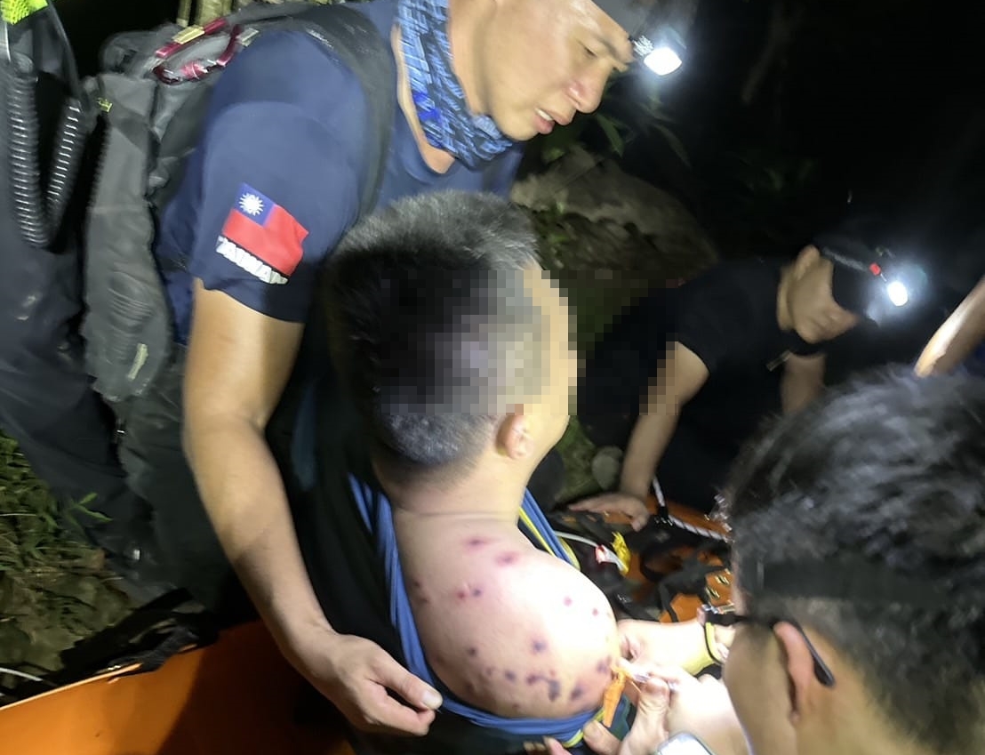 41歲洪姓嚮導被發現時，全身有50多處被螫，送醫急救仍宣告不治。（台東縣消防局提供）