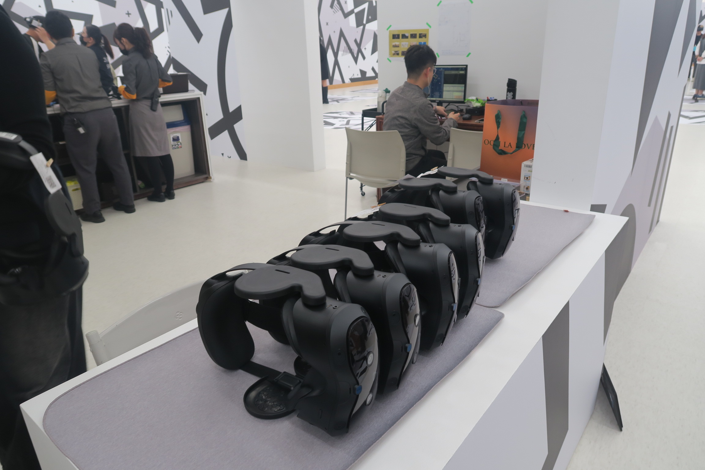 透過HTC旗下VIVE Arts研發的大場域實景娛樂技術（Location-Based Entertainment ; LBE）與VIVE一體機，呈現豐富的擬真體驗。