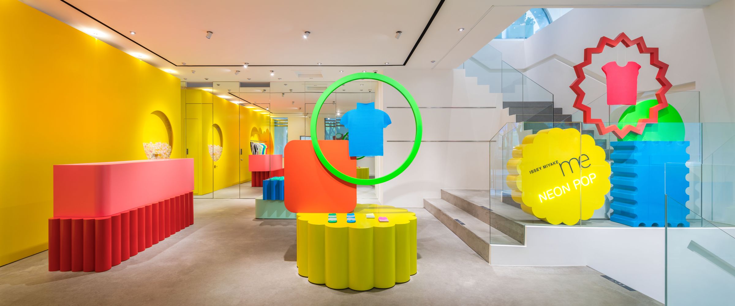 me ISSEY MIYAKE「NEON POP」期間限定快閃店營造如同主題樂園般的視覺體驗。(君梵提供)