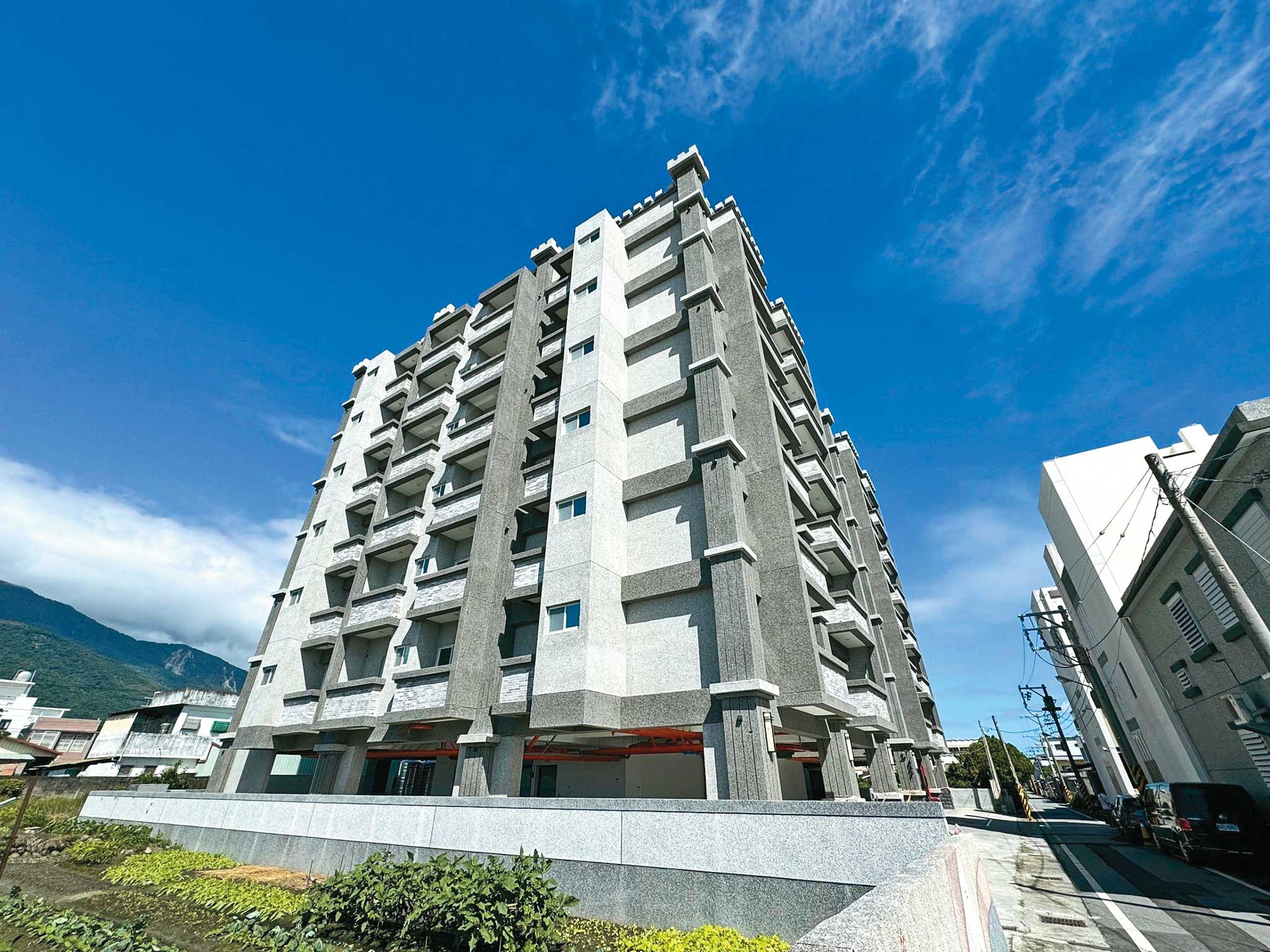 近期全台出現建商因資金周轉不靈而停工的情況，專家憂心出現骨牌效應。（翻攝自花蓮網路租屋售屋社群臉書粉專）