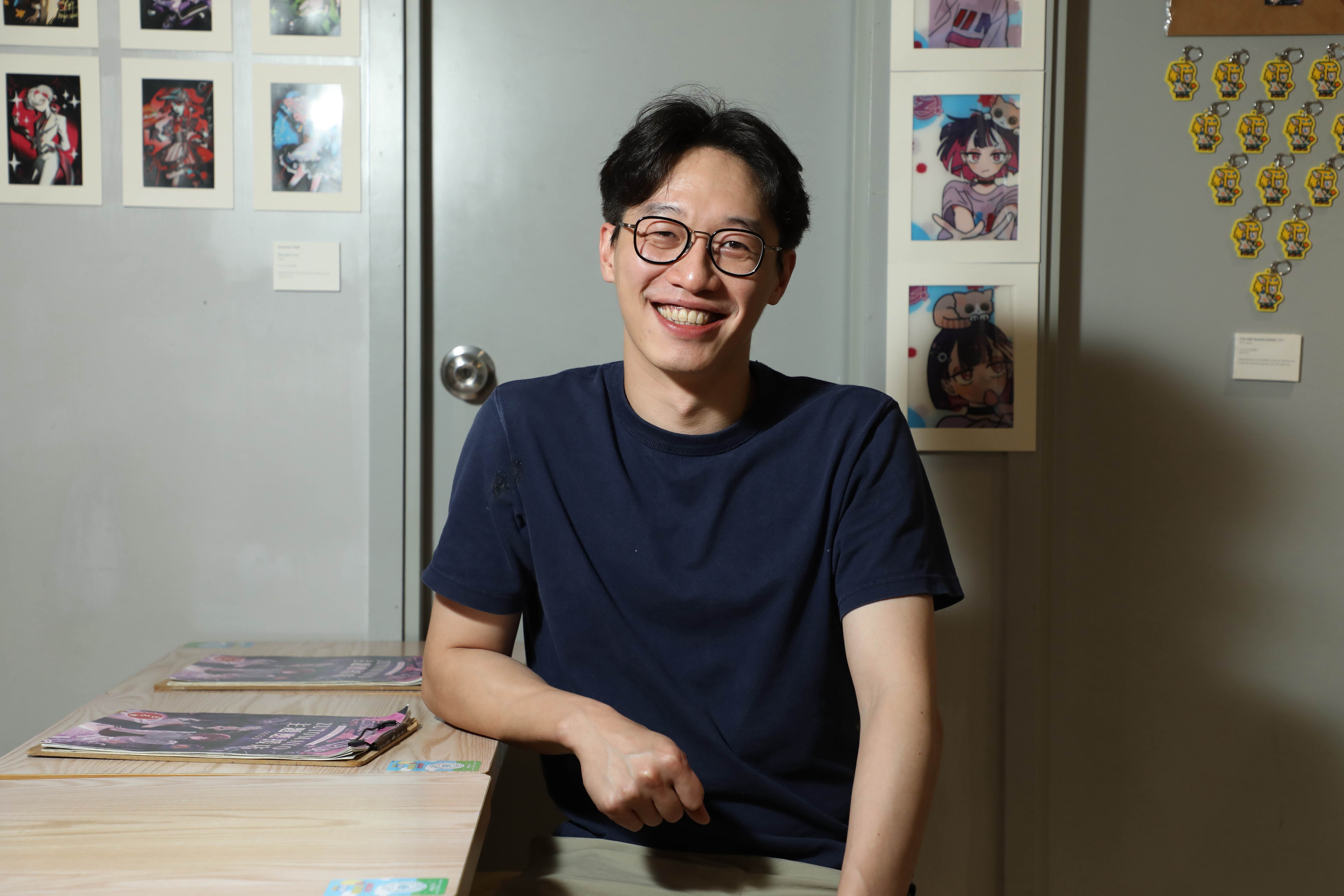 1992年出生的老闆Jeffrey，辭去上班族工作投入糖水店學藝，從基礎功夫做起，堅持以古法製作糖水，希望傳統糖水文化在新世代傳承下去。