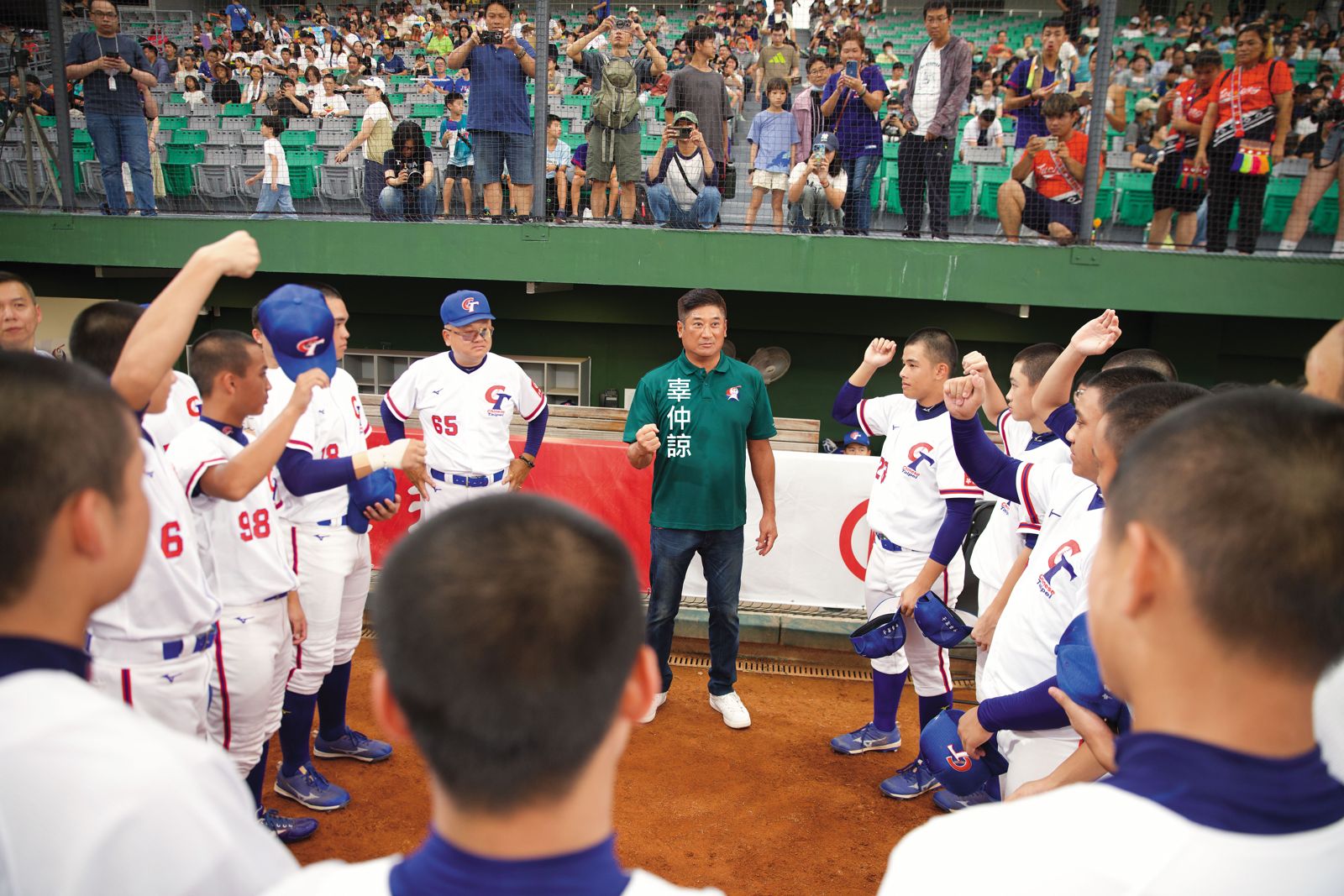 U15亞洲盃開幕戰,台灣隊對上韓國,辜仲諒賽前替選手們打氣。(中華棒協提供)