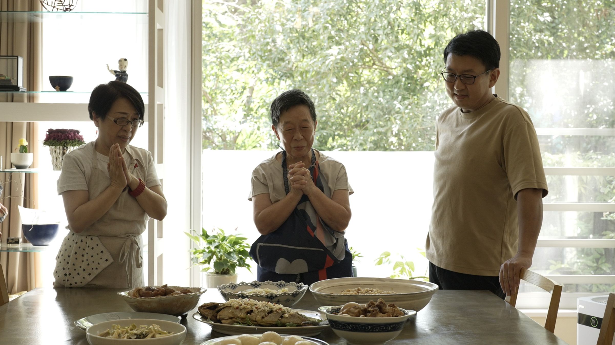 風瑞阿姨在70歲退休，把餐廳交給外甥經營，但她並未離開料理工作。（希望影視行銷提供）