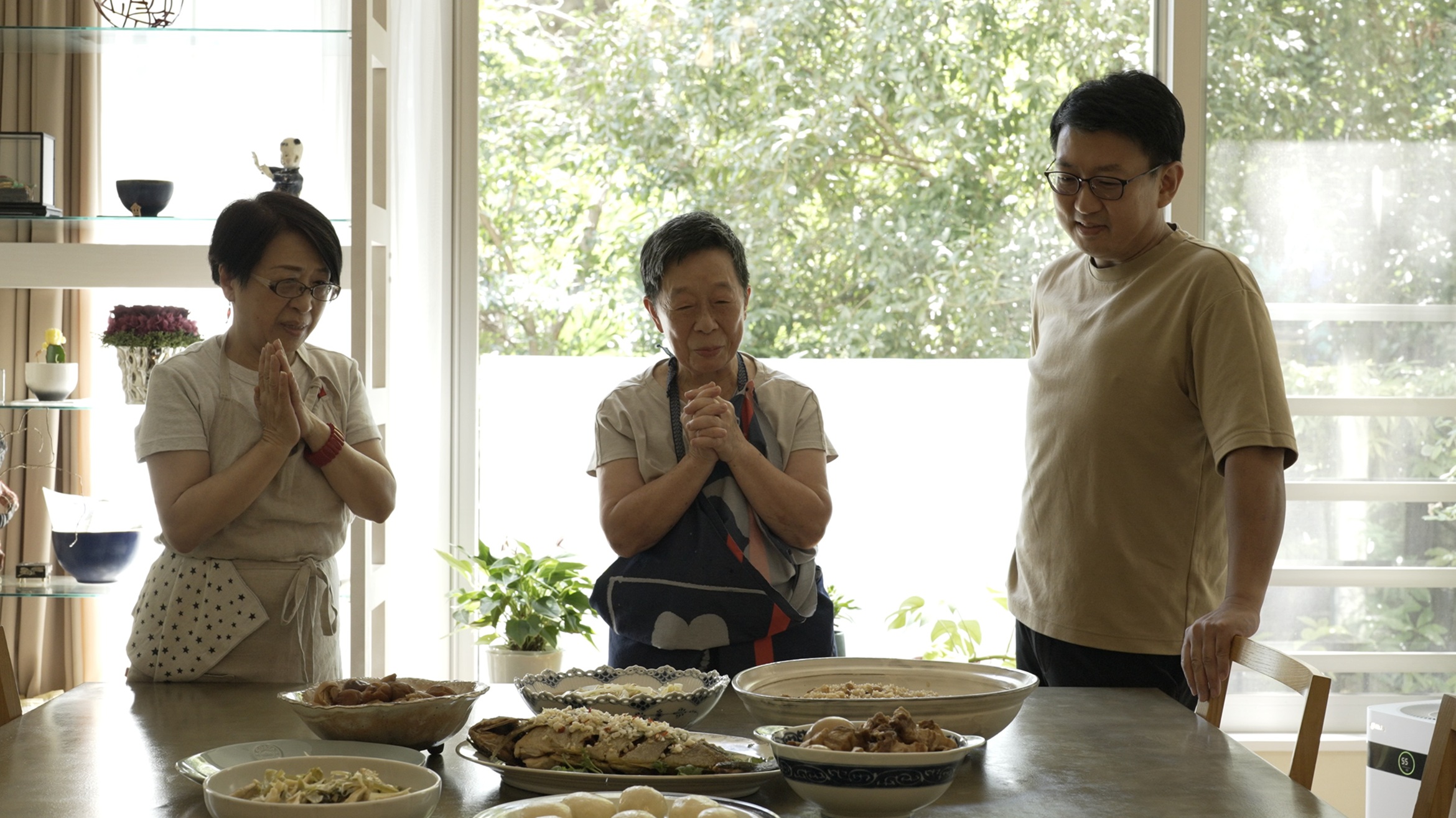 風瑞阿姨在70歲退休，把餐廳交給外甥經營，但她並未離開料理工作。（希望影視行銷提供）