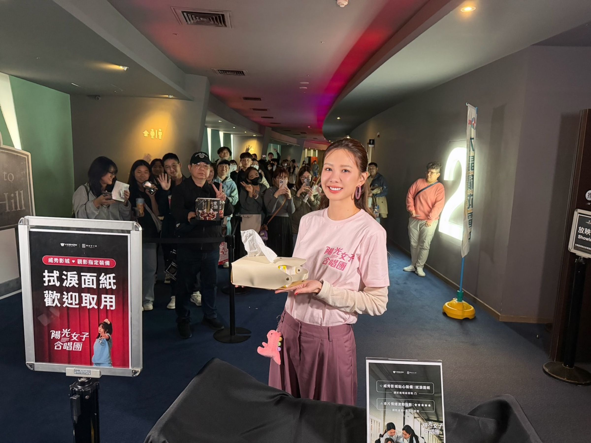 跑去夜市宣傳的鍾欣凌被人群圍繞,人氣超高。(壹壹喜喜提供)