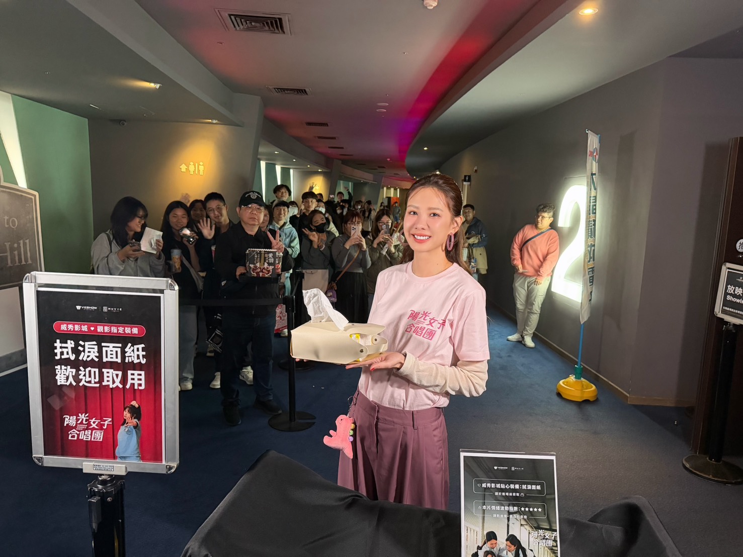跑去夜市宣傳的鍾欣凌被人群圍繞，人氣超高。（壹壹喜喜提供）