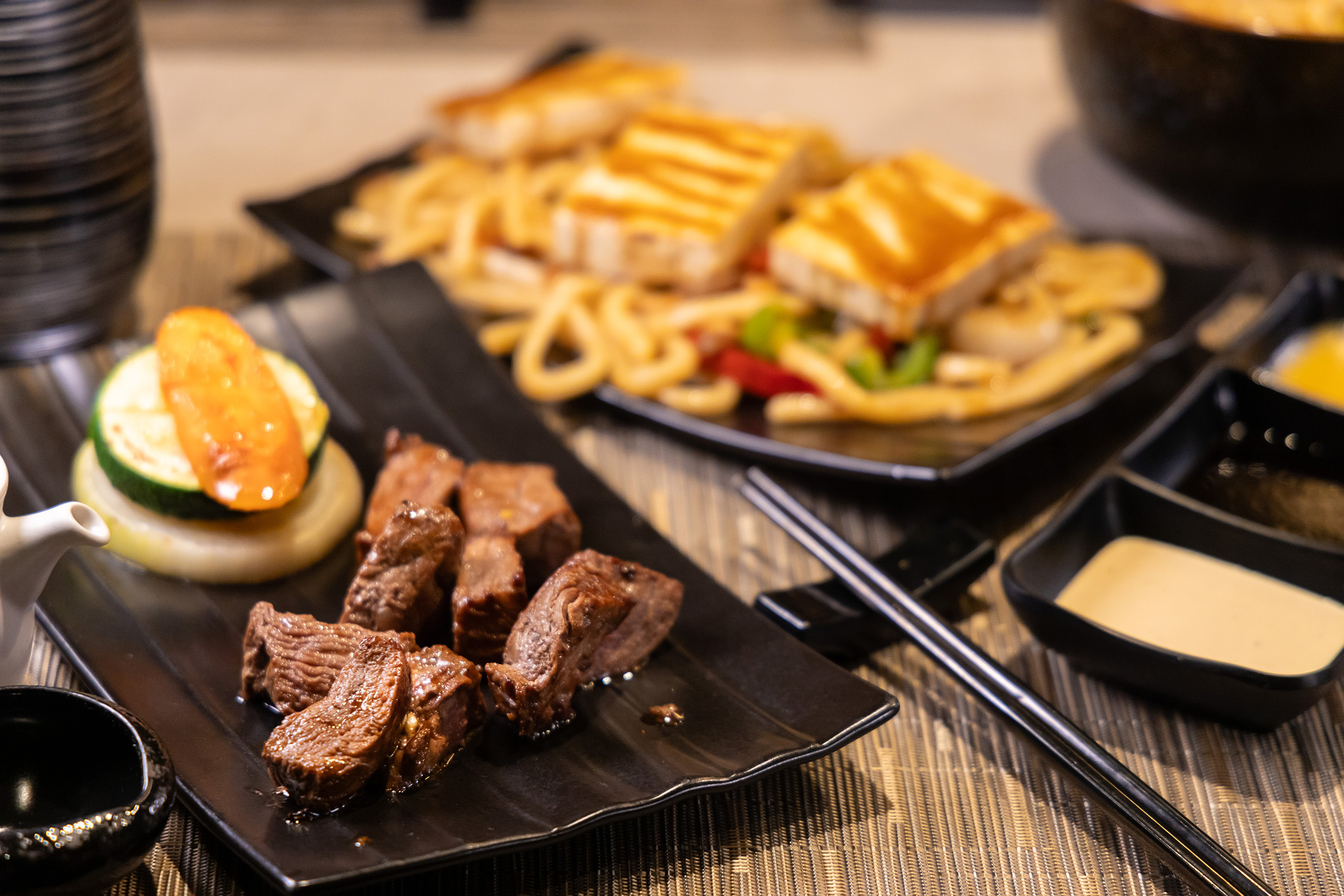 鐵板燒的菜色主要以牛排、龍蝦食材等為主。（套餐45美元／人，約 NT$1,457）