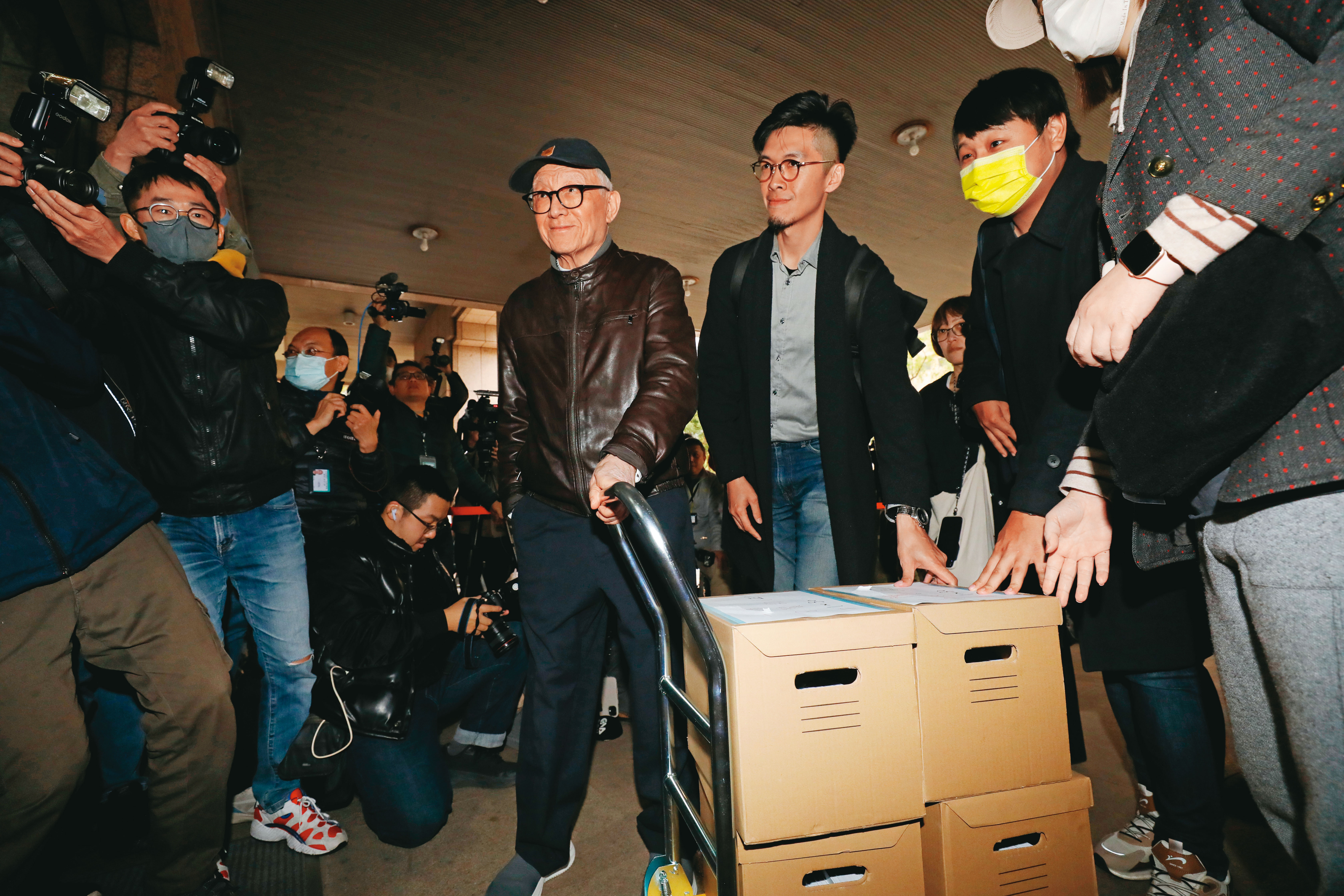 聯電創辦人曹興誠親自擔任藍委徐巧芯罷免案的領銜人。