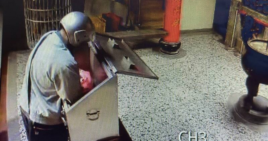 該名男子趁廟方保全與管理員交接之空檔下手行竊，甚至假裝熱心詢問信眾是否要早餐，讓旁人誤以為其是廟方人員。（紫南宮提供）