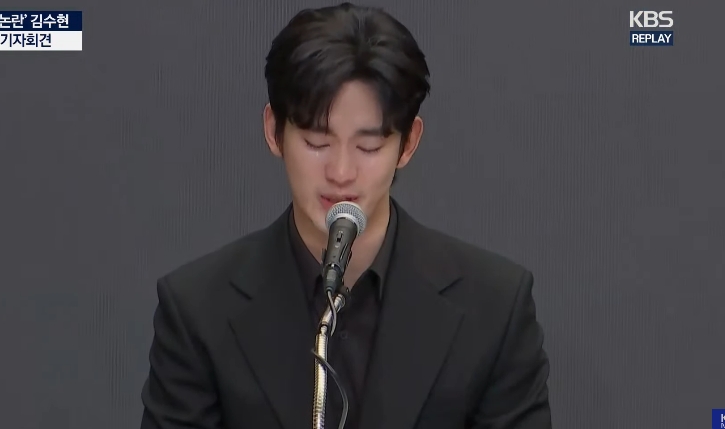 金秀賢今(31日)召開記者會,全盤否認網路上的謠言,講到一半情緒一度激動爆哭,指每天都害怕私照外流。 (翻自KBS News TV)