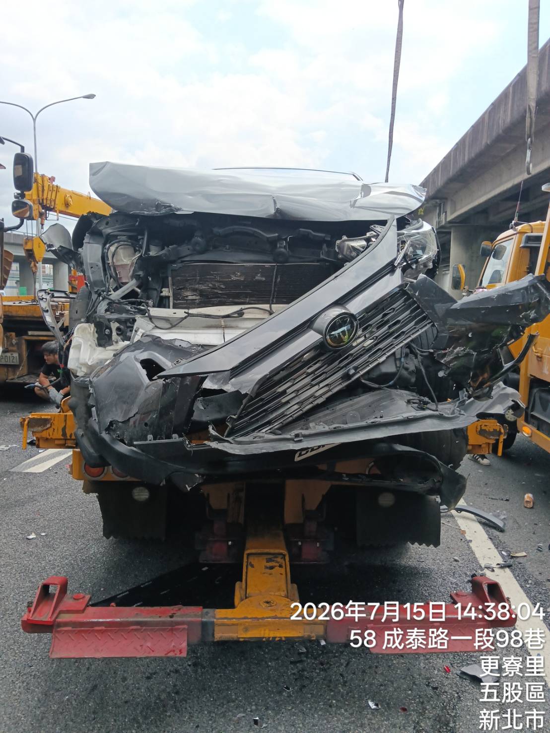 國道1號今午車禍造成多輛轎車嚴重受損，所幸無人員傷亡。翻攝畫面