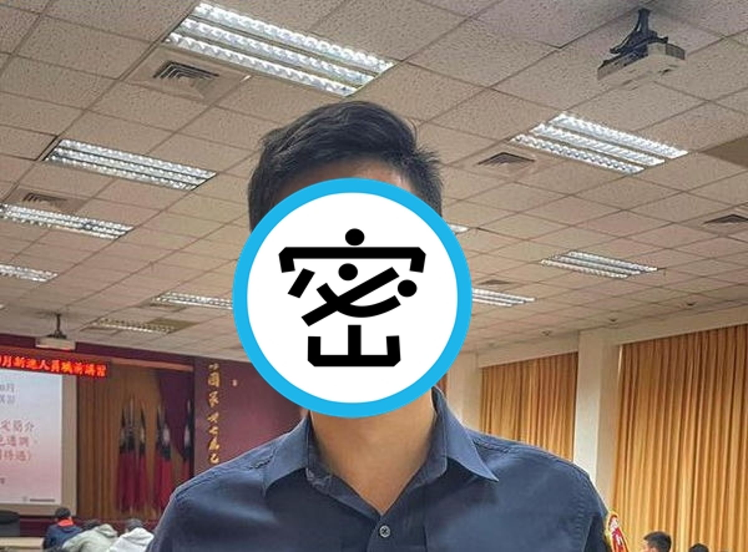 苓雅分局黑框眼鏡帥警引發網友議論,甚至有人高喊「是他,我願意被騙」。(翻攝自高雄市警察局臉書)