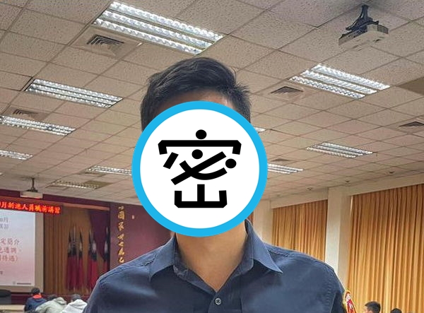 苓雅分局黑框眼鏡帥警引發網友議論，甚至有人高喊「是他，我願意被騙」。（翻攝自高雄市警察局臉書）