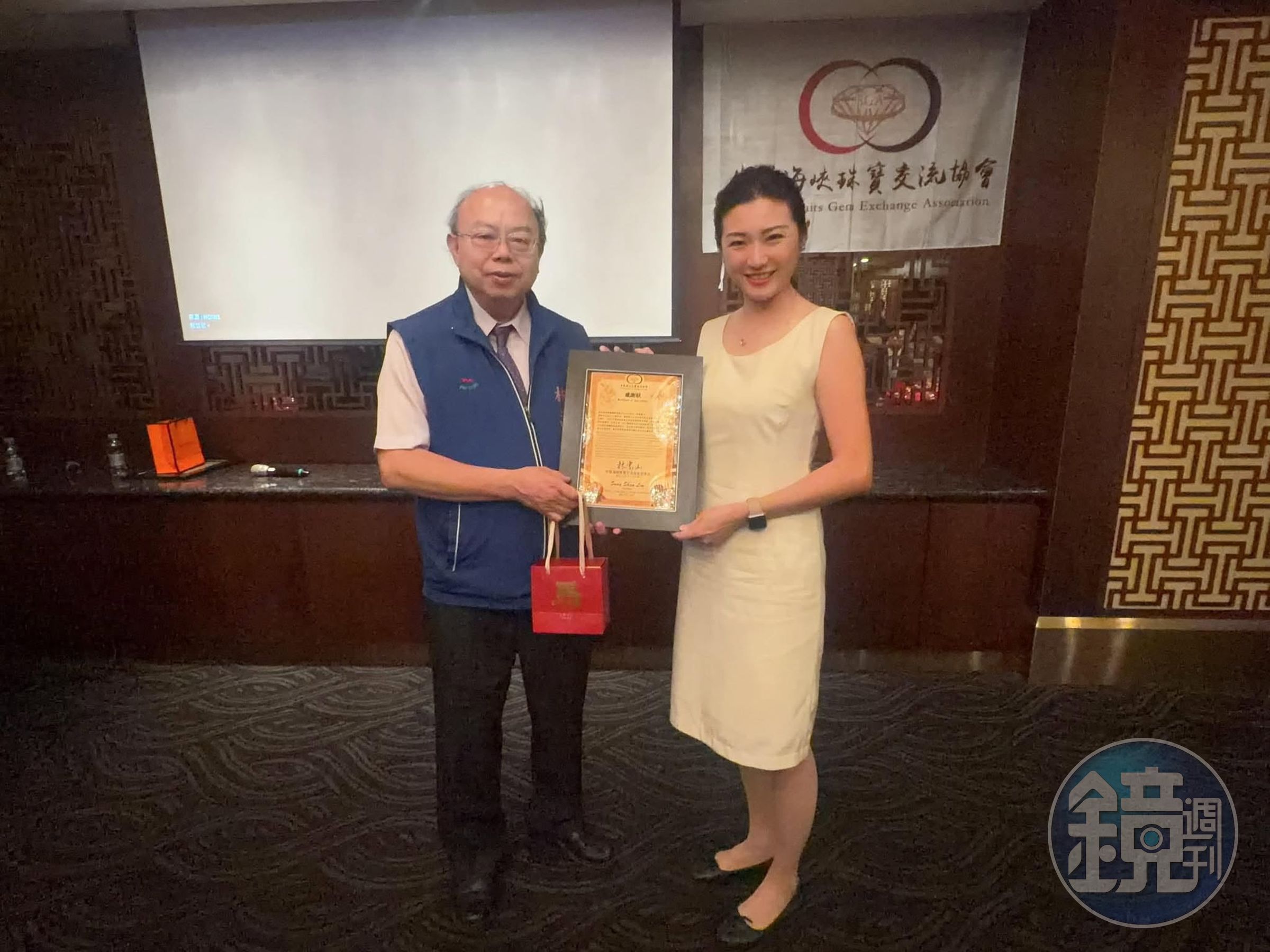 左：中華海峽珠寶交流協會林嵩山理事長、右：「寶石溯源-凱莉寶石國際實驗室」創辦人劉凱莉總經理（Director Kelly Liu）