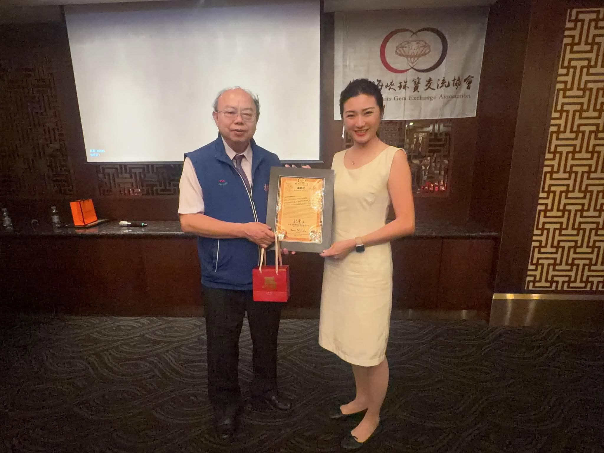 左：中華海峽珠寶交流協會林嵩山理事長、右：「寶石溯源-凱莉寶石國際實驗室」創辦人劉凱莉總經理（Director Kelly Liu）