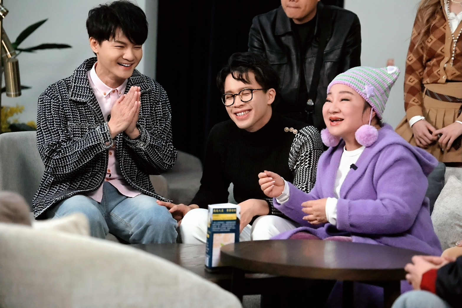 白冰冰轉戰YT帶著子弟兵出外景。（長興影視提供）