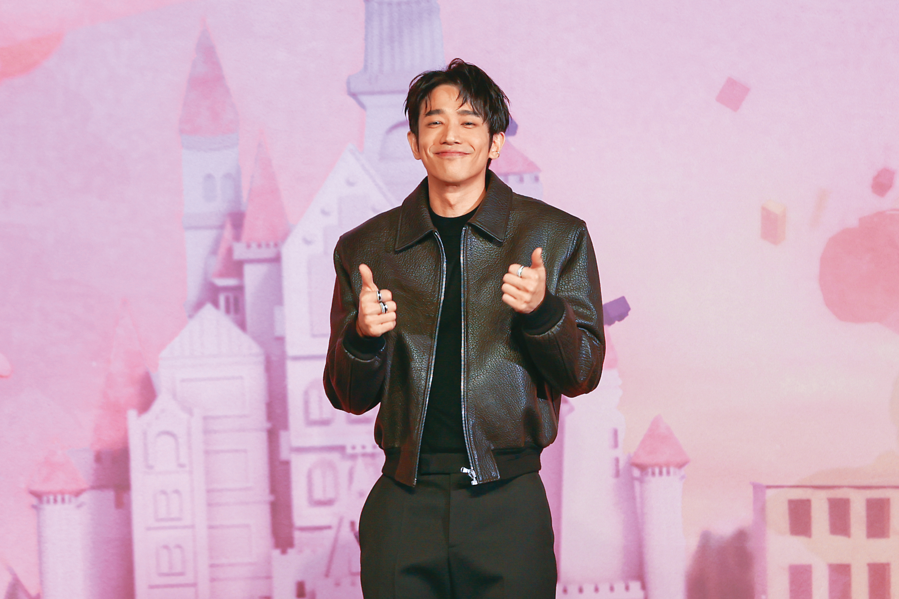 劉以豪揣摩媽寶男的俗辣樣，讓人不怒反愛呢～咕嘰咕嘰。（捏臉頰）