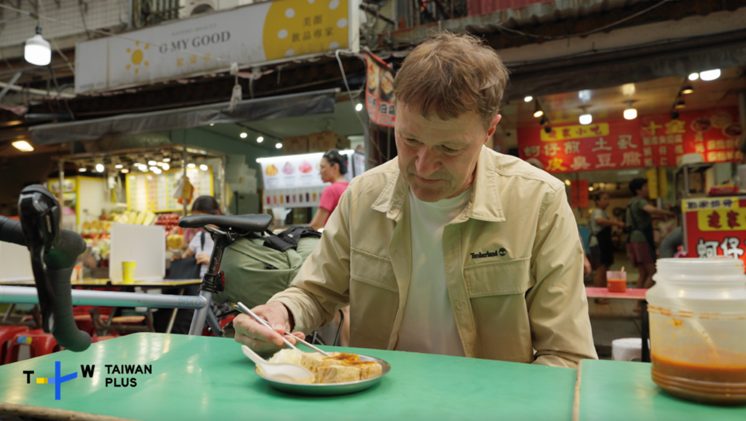 丹麥資深導演尼爾斯歐勒・拉斯穆森品嘗臭豆腐,感受這一味。(TaiwanPlus提供)