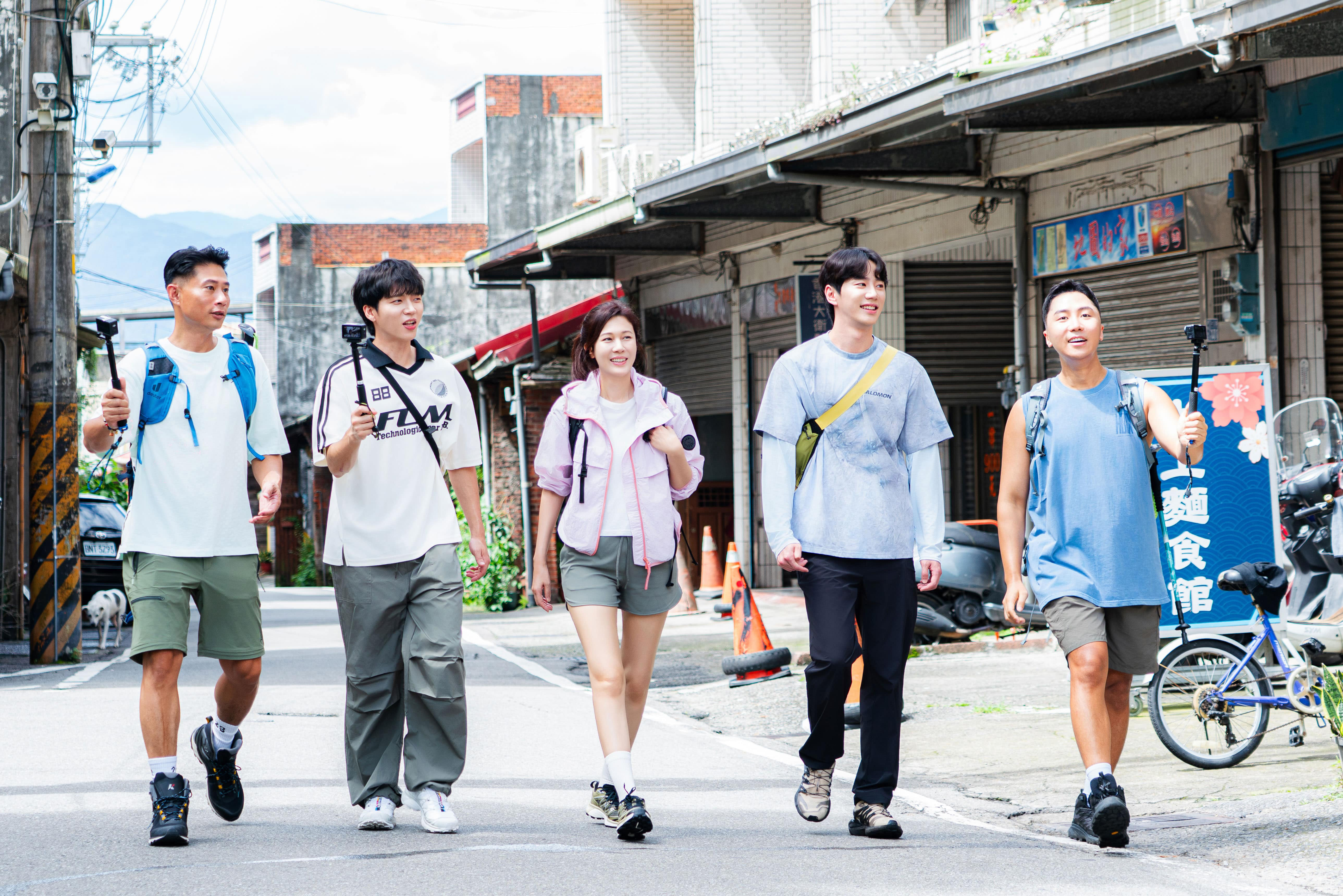 彭小刀（左起）韓星南優賢、金荷娜、李濬榮、YouTuber肌肉山山體驗客家文化。（客家電視台提供）
